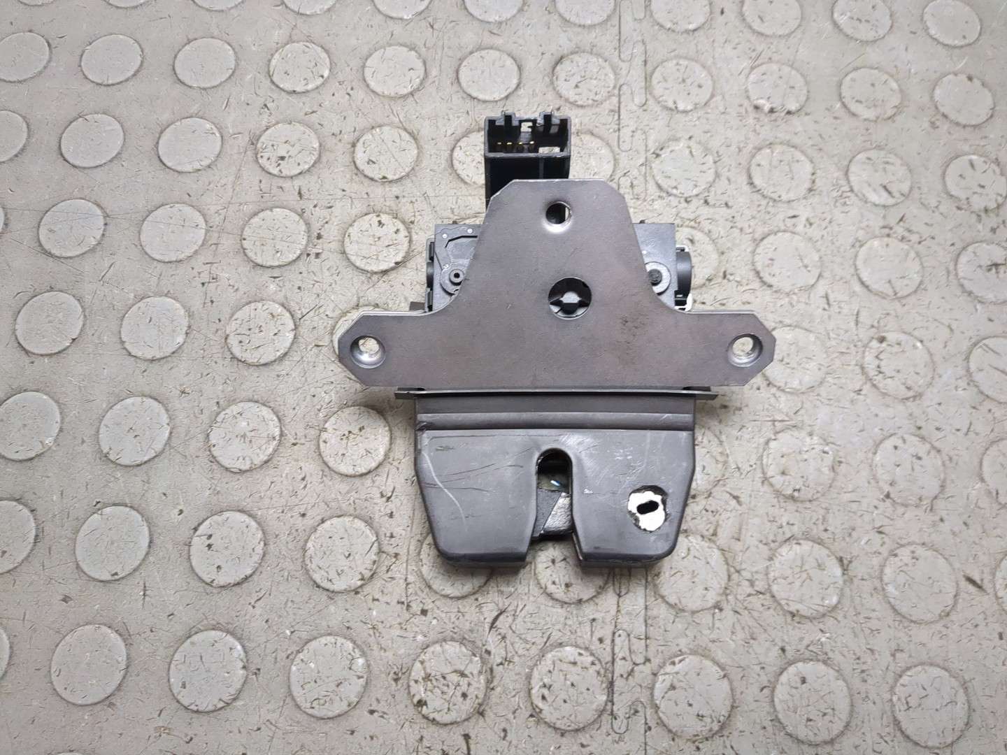 Замок багажника