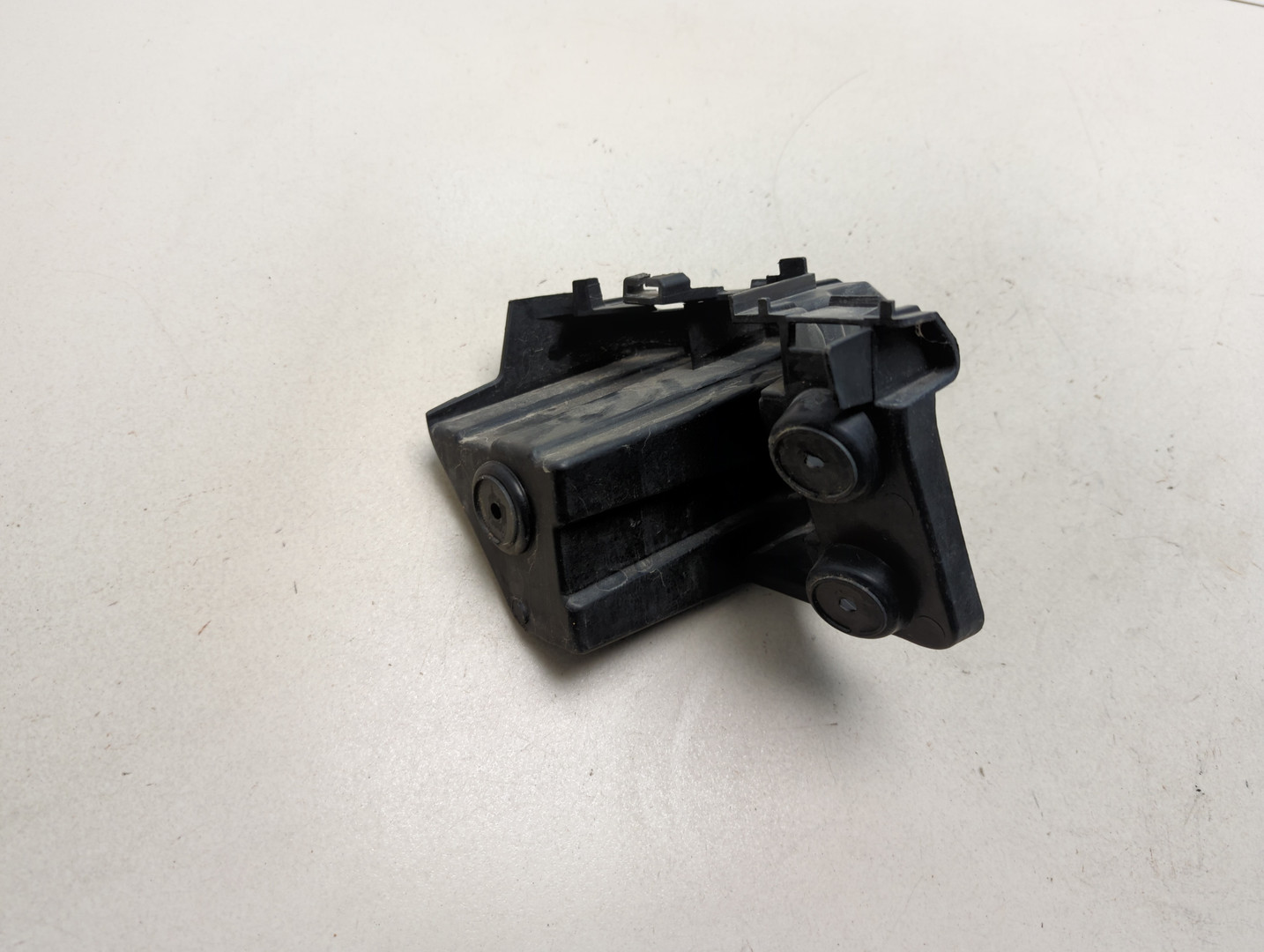 Кронштейн заднего бампера правый