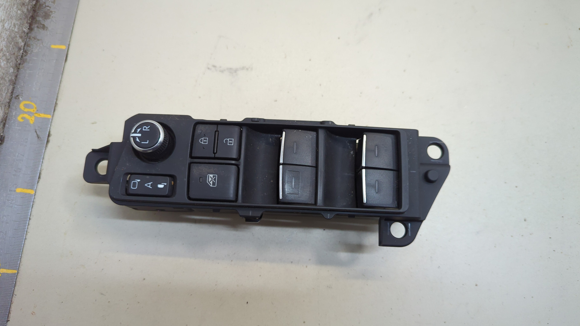 Кнопка стеклоподъемника