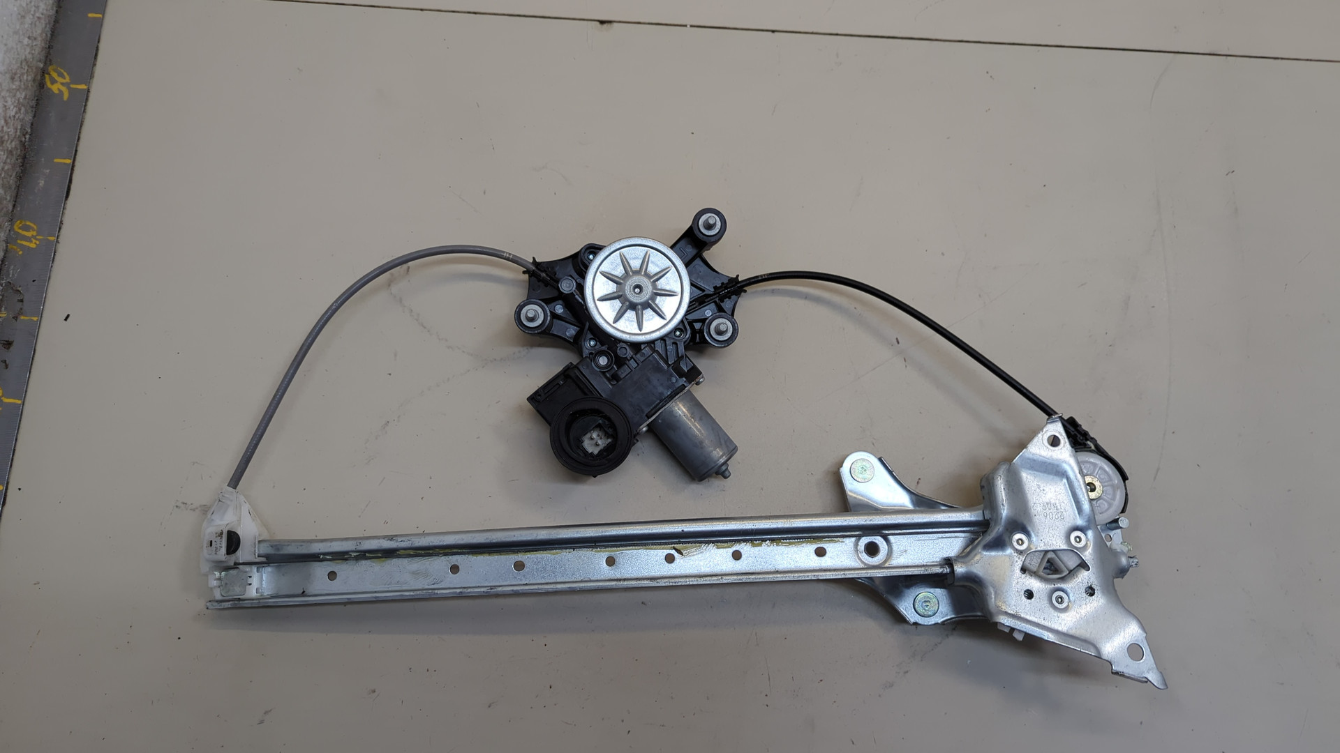 Стеклоподъемник электр. передний левый