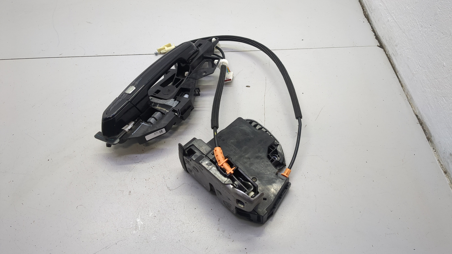 Замок двери передней правой