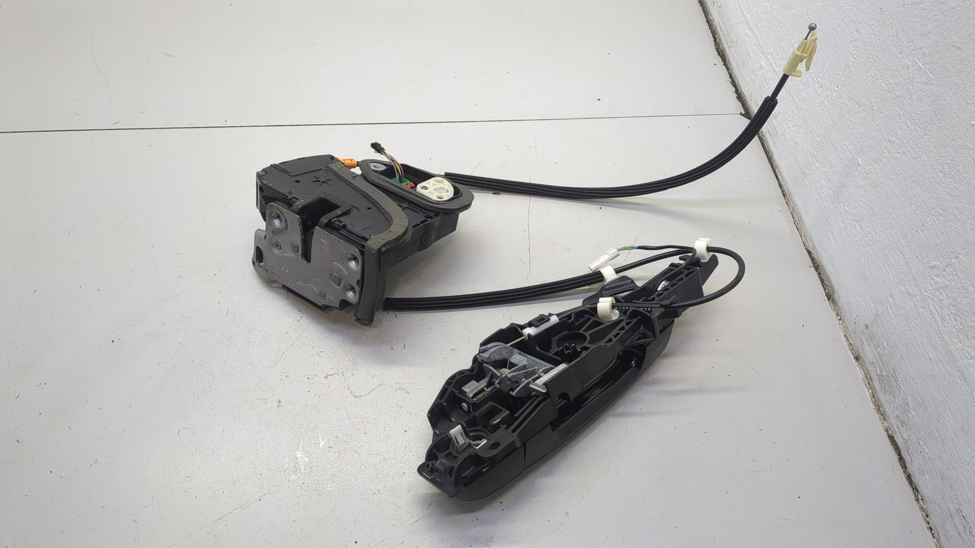 Замок двери передней правой