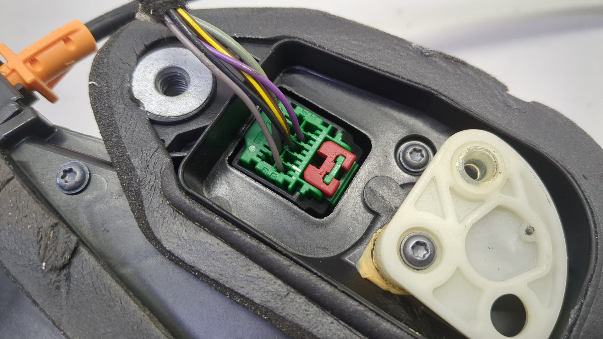 Замок двери передней правой