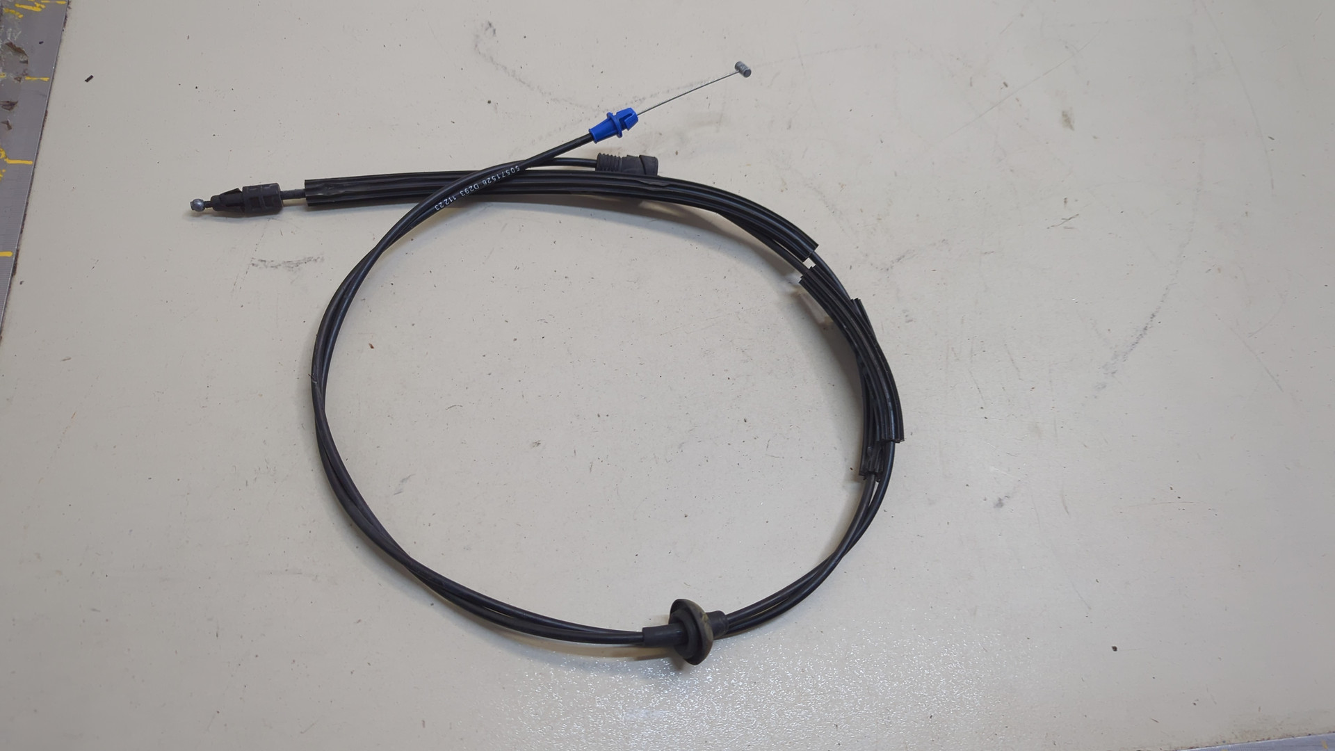 Трос открывания капота