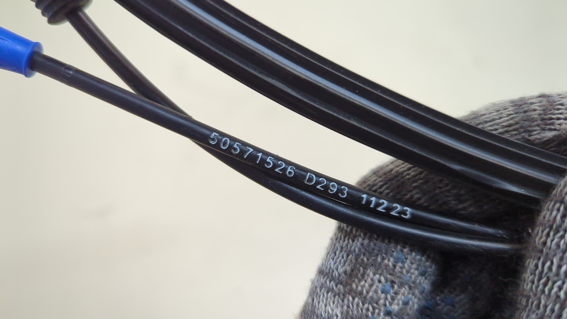 Трос открывания капота