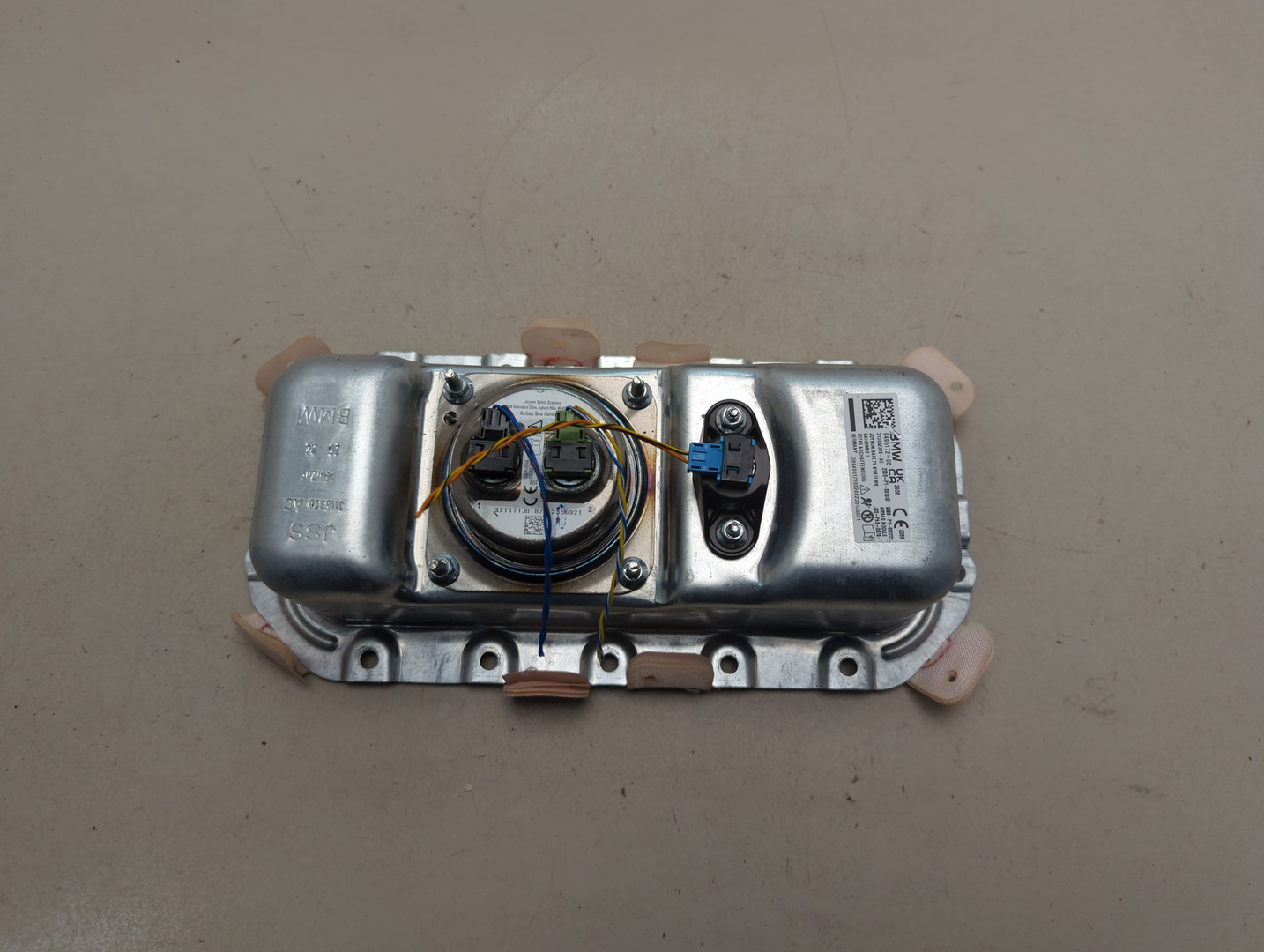 Подушка безопасности пассажирская (в торпедо)