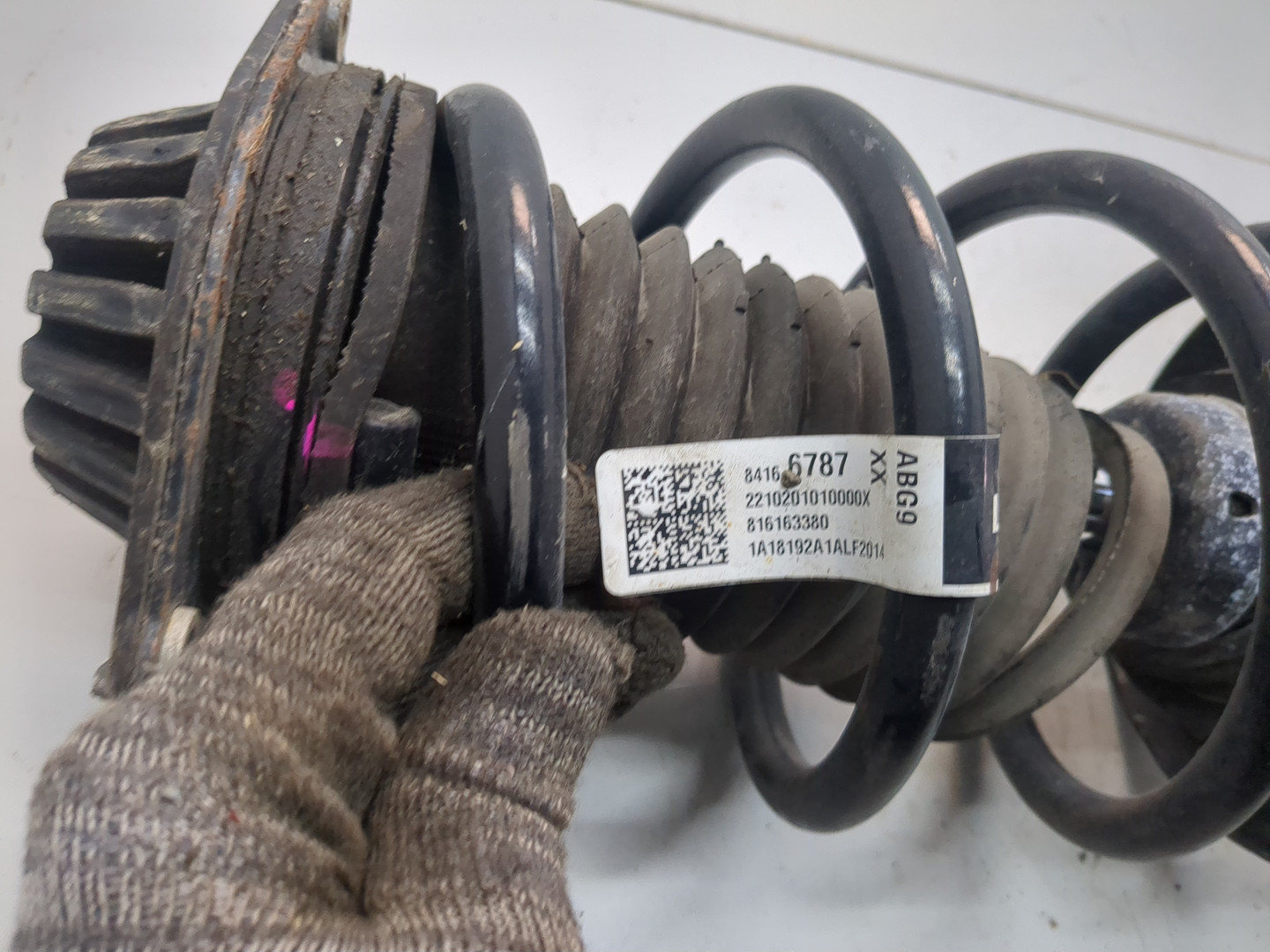 Амортизатор передний левый