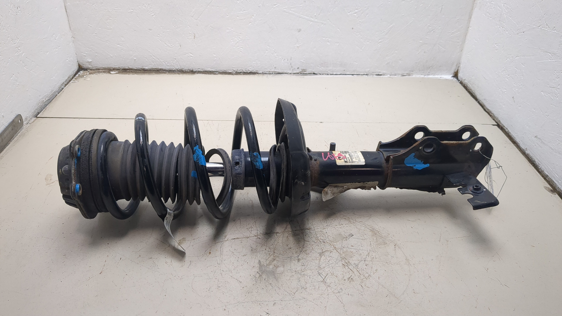 Амортизатор передний левый