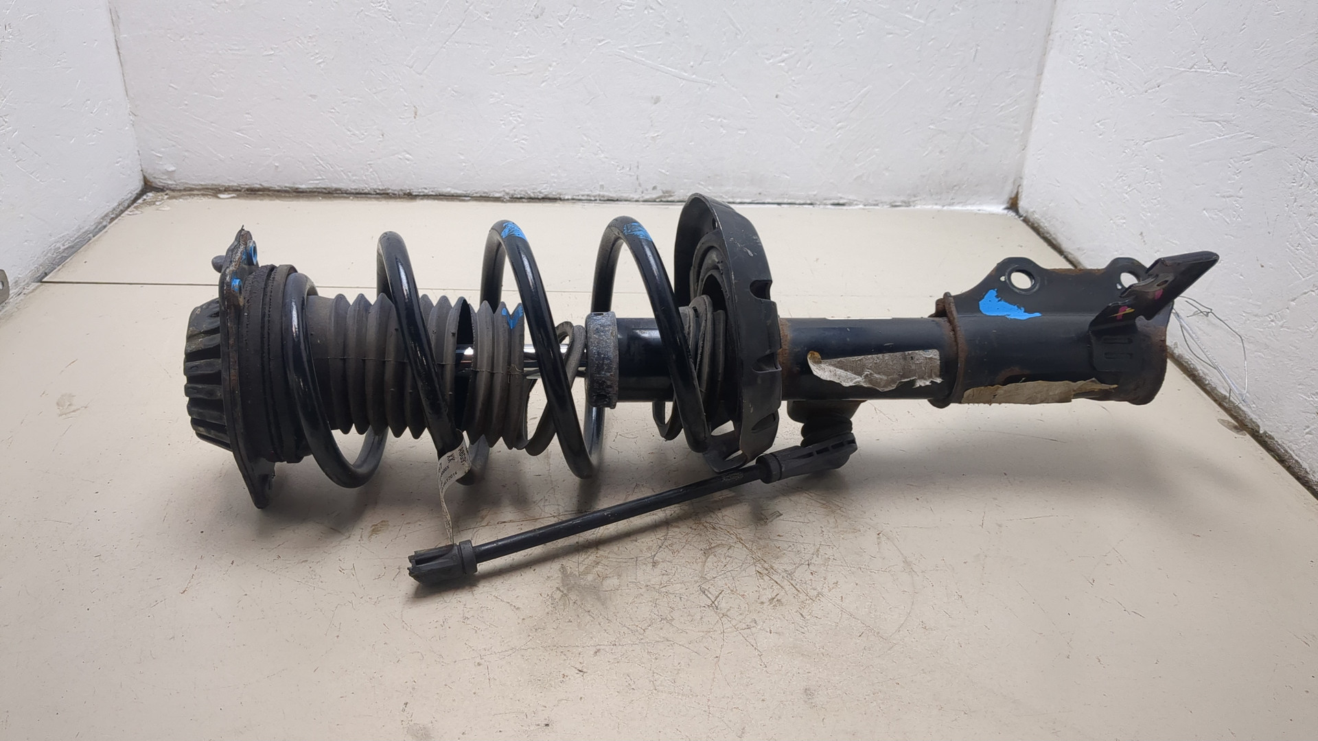 Амортизатор передний левый