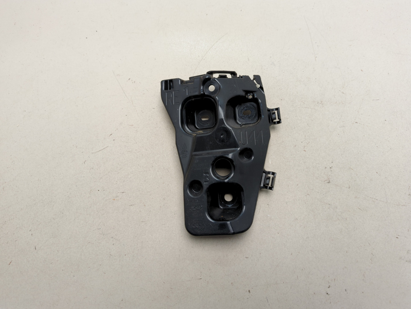 Кронштейн заднего бампера правый