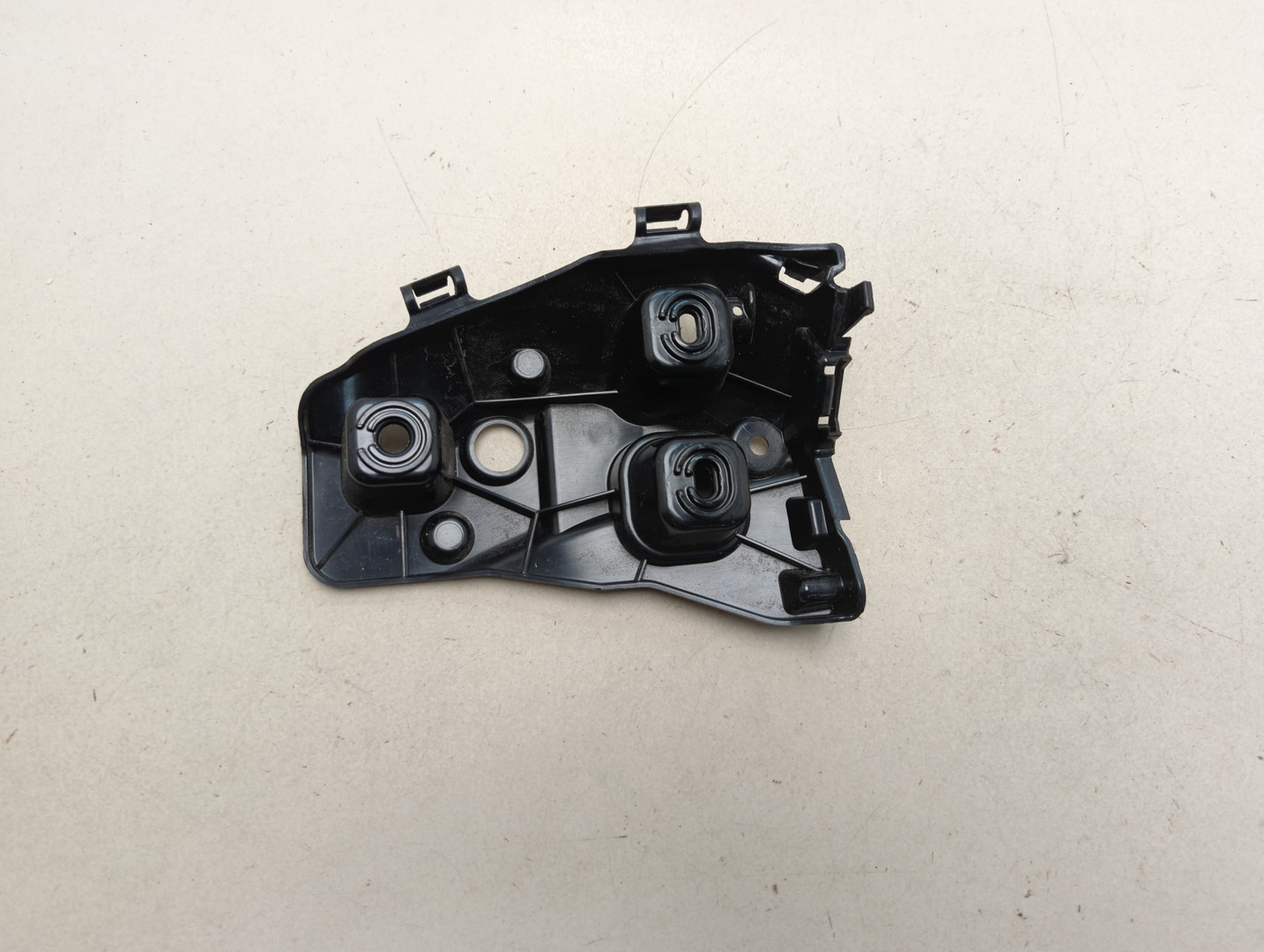 Кронштейн заднего бампера правый