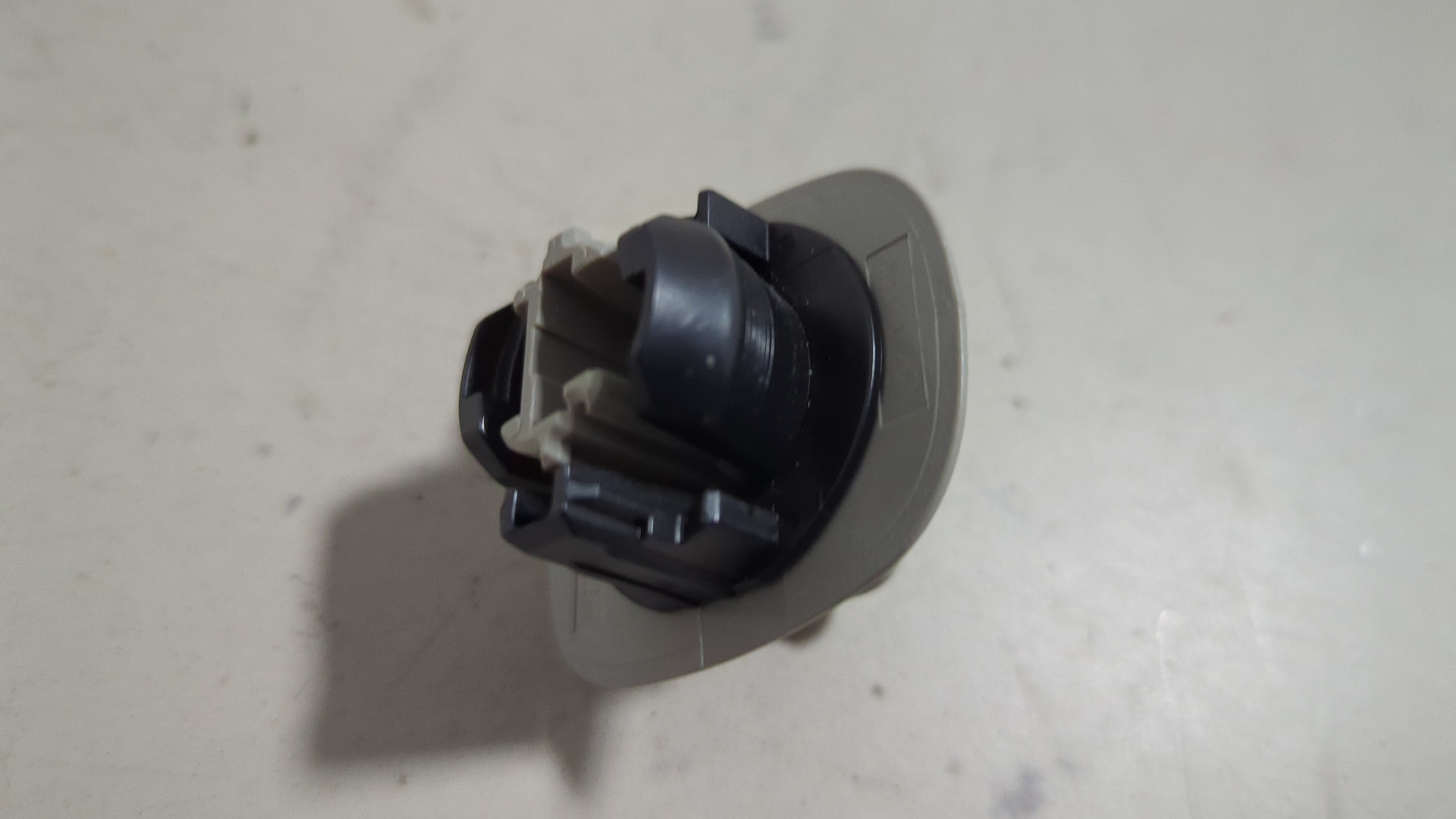 Кронштейн солнцезащитного козырька