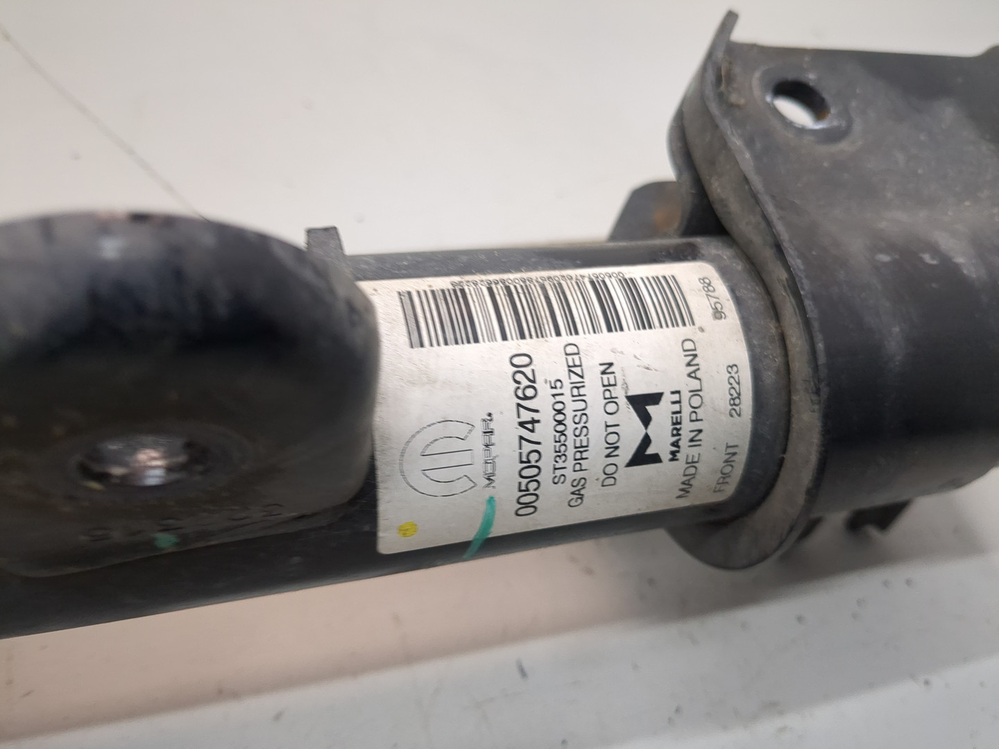 Амортизатор передний правый