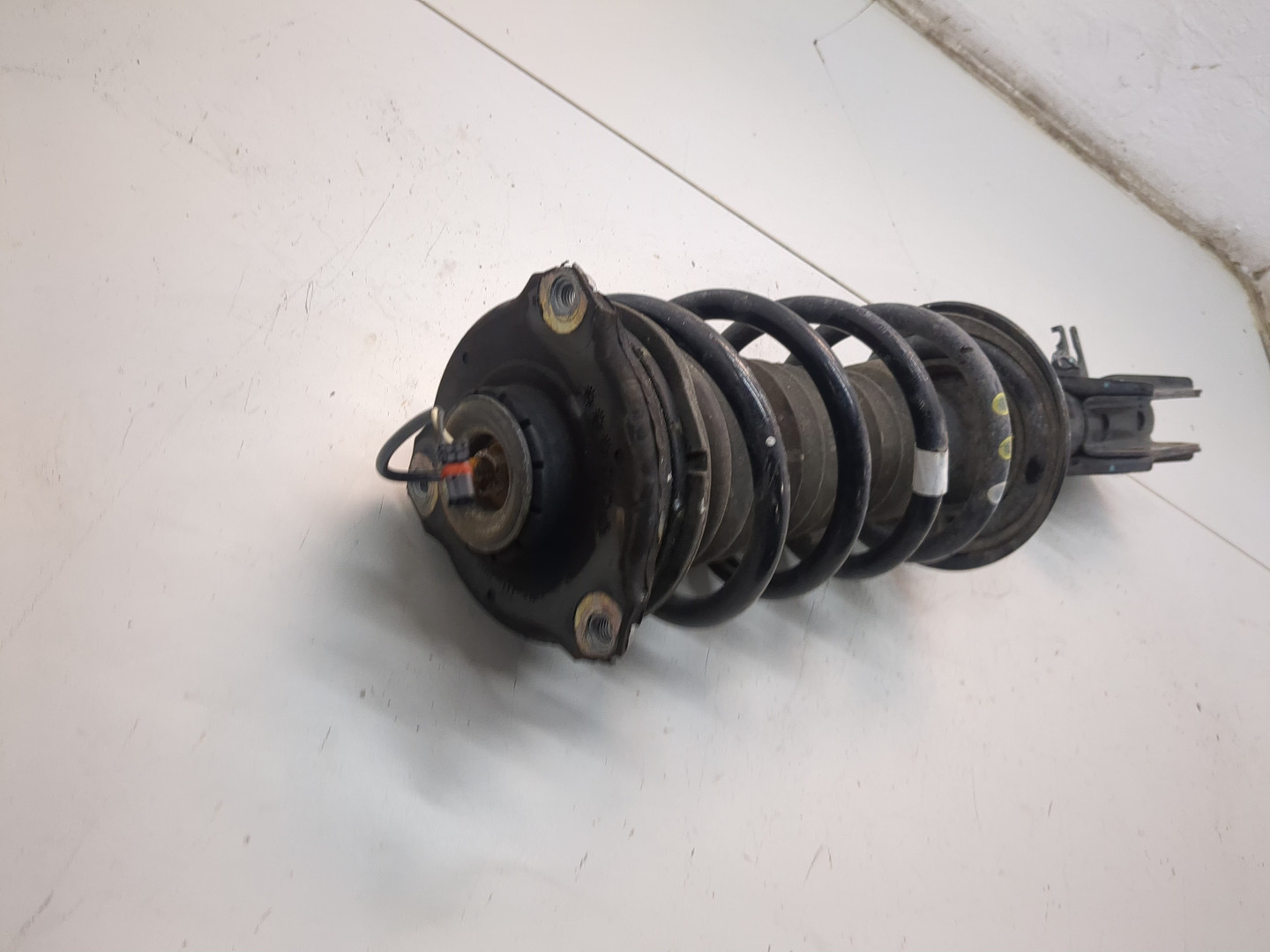 Амортизатор передний правый
