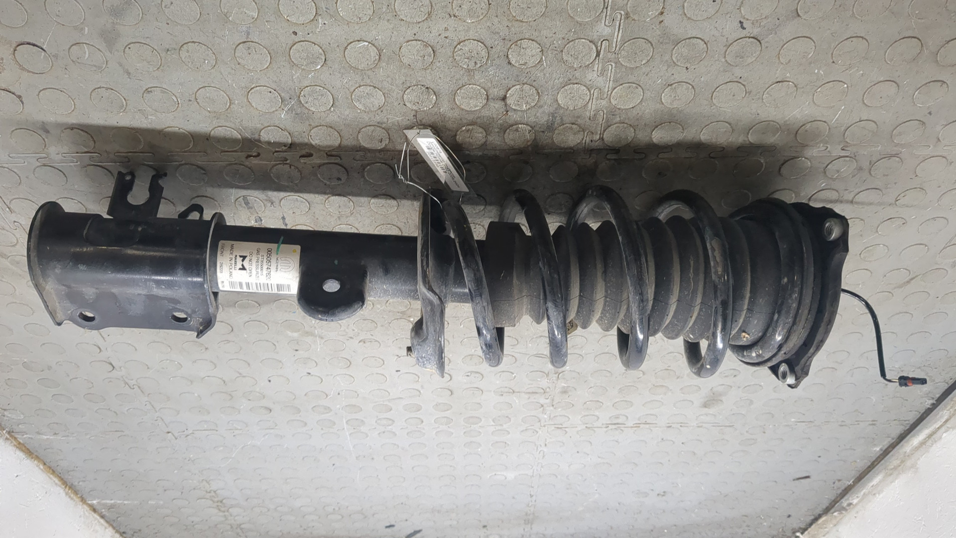 Амортизатор передний правый