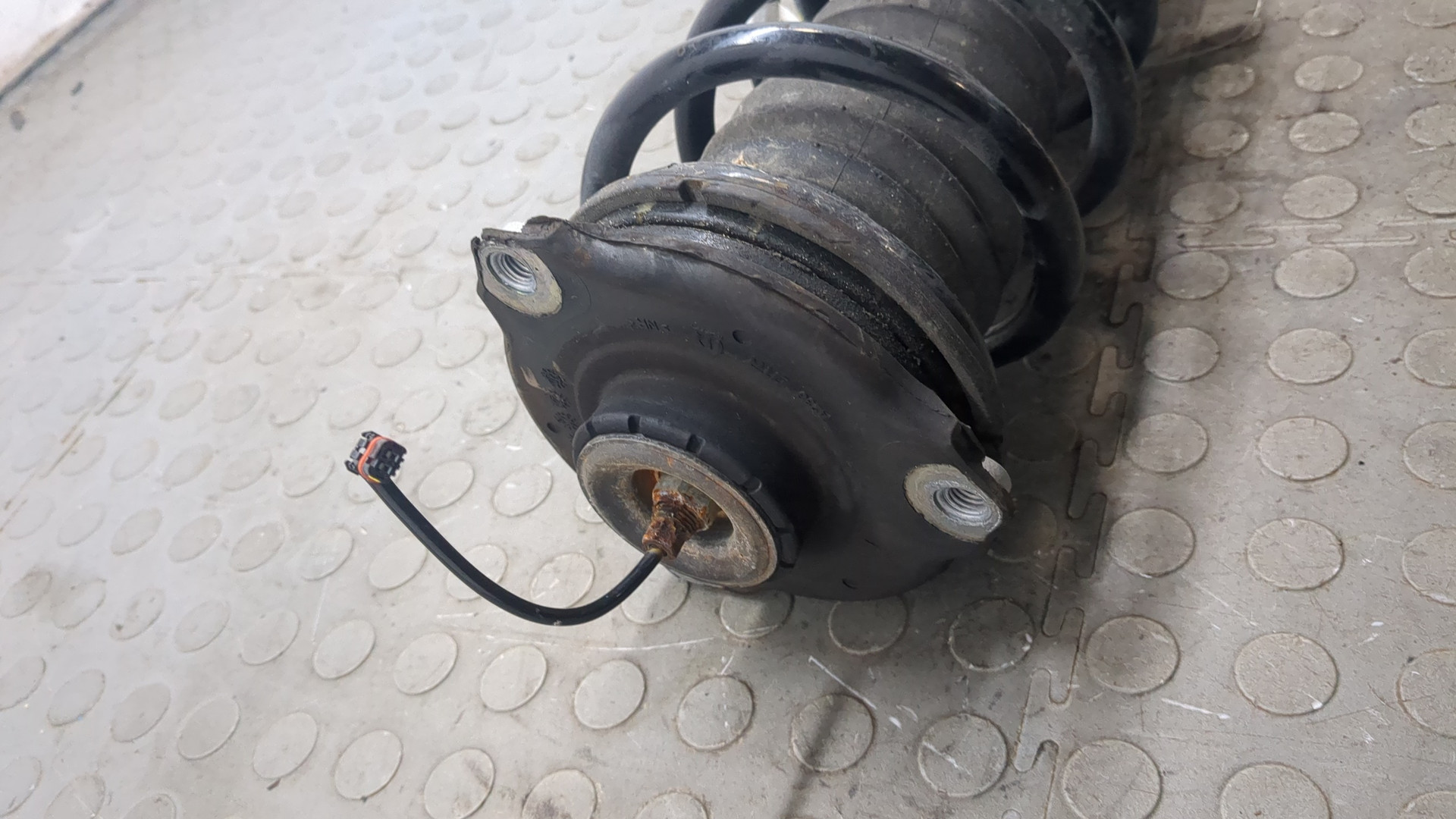 Амортизатор передний правый