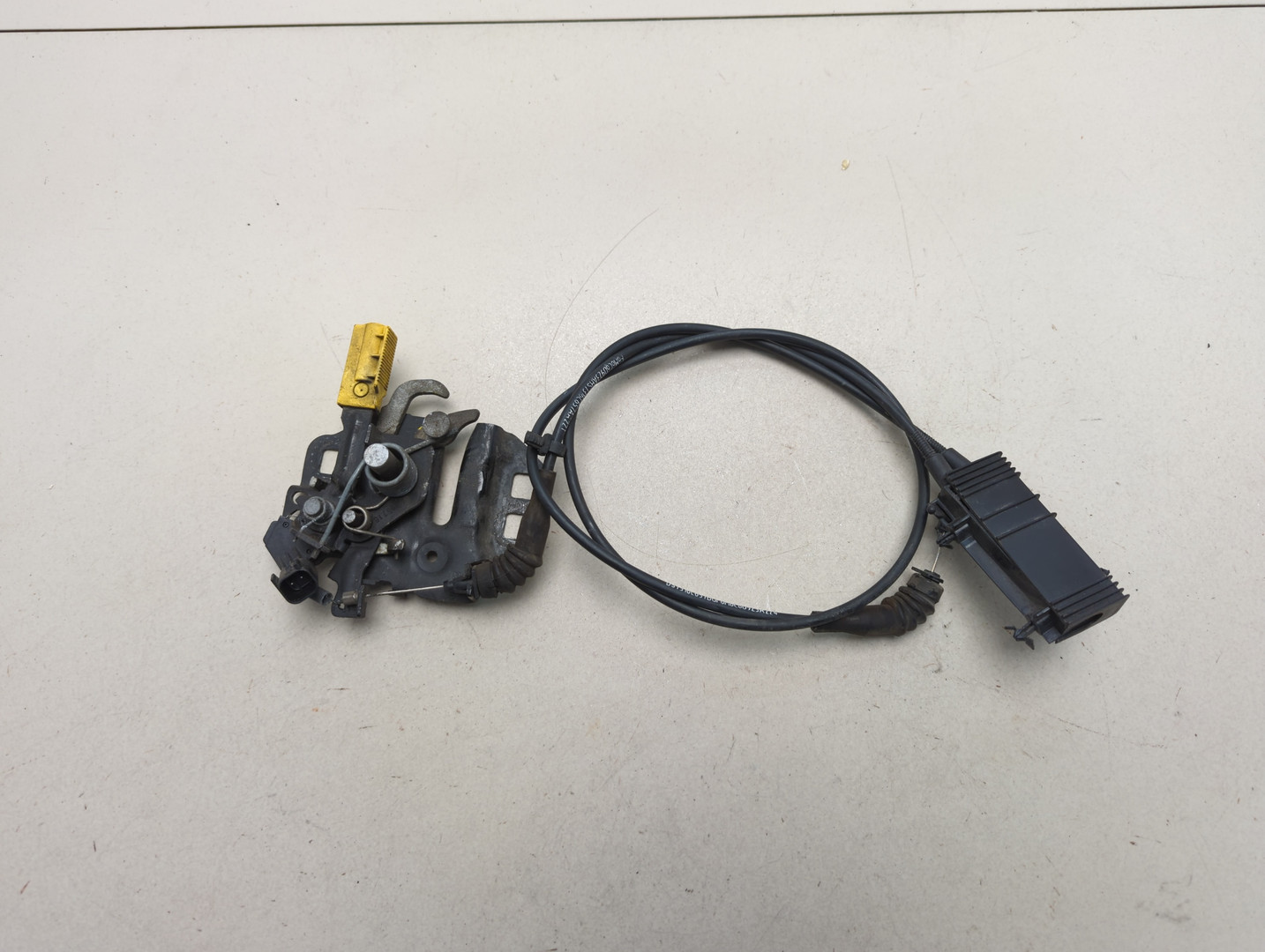 Замок капота