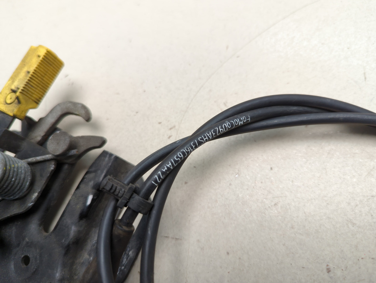 Замок капота