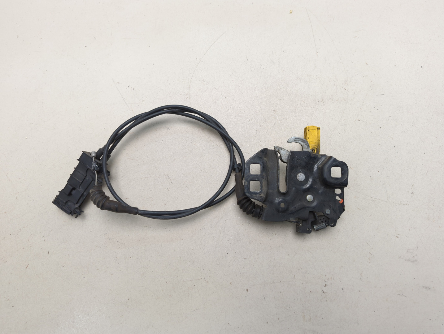 Замок капота