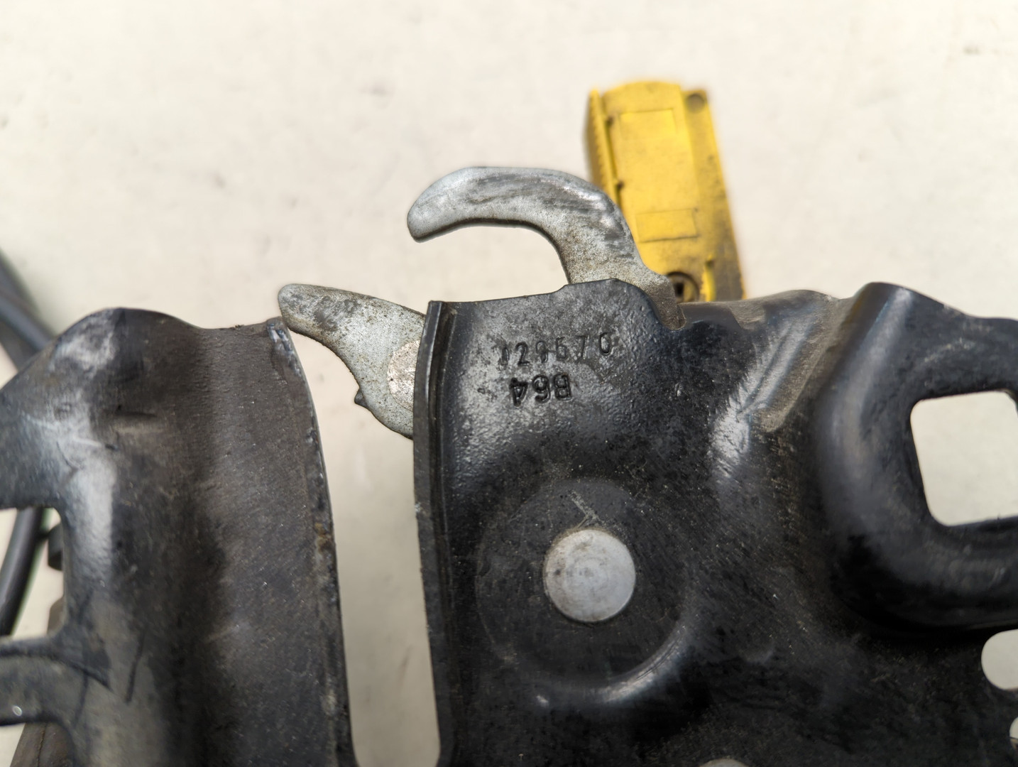 Замок капота