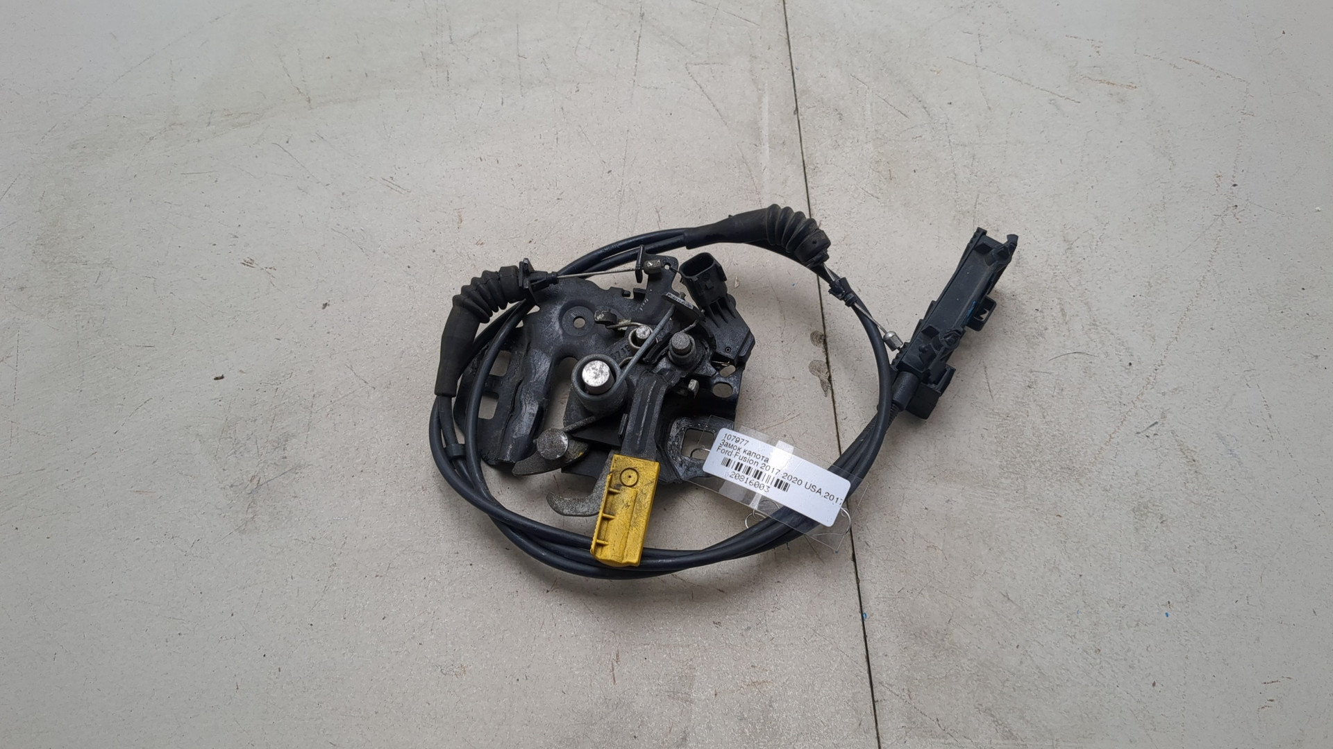 Замок капота