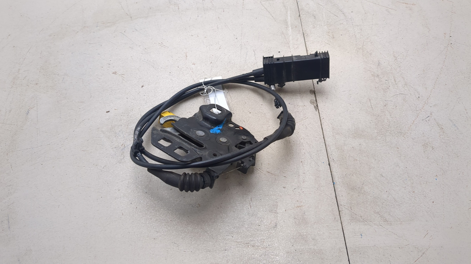 Замок капота