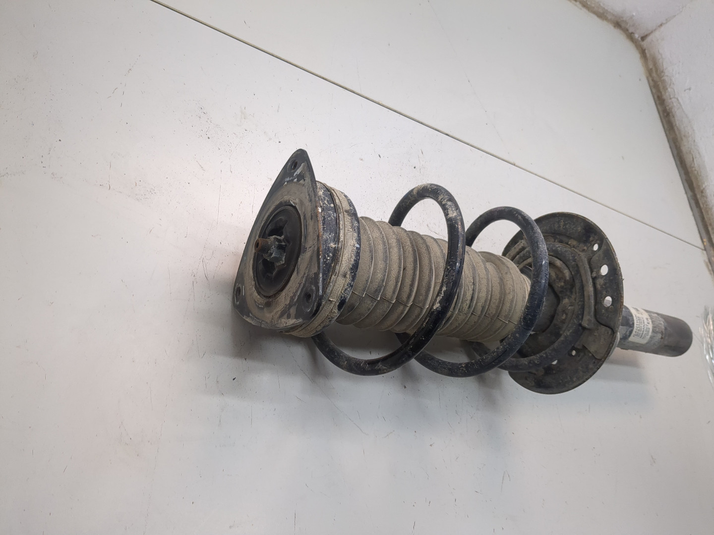 Амортизатор передний правый