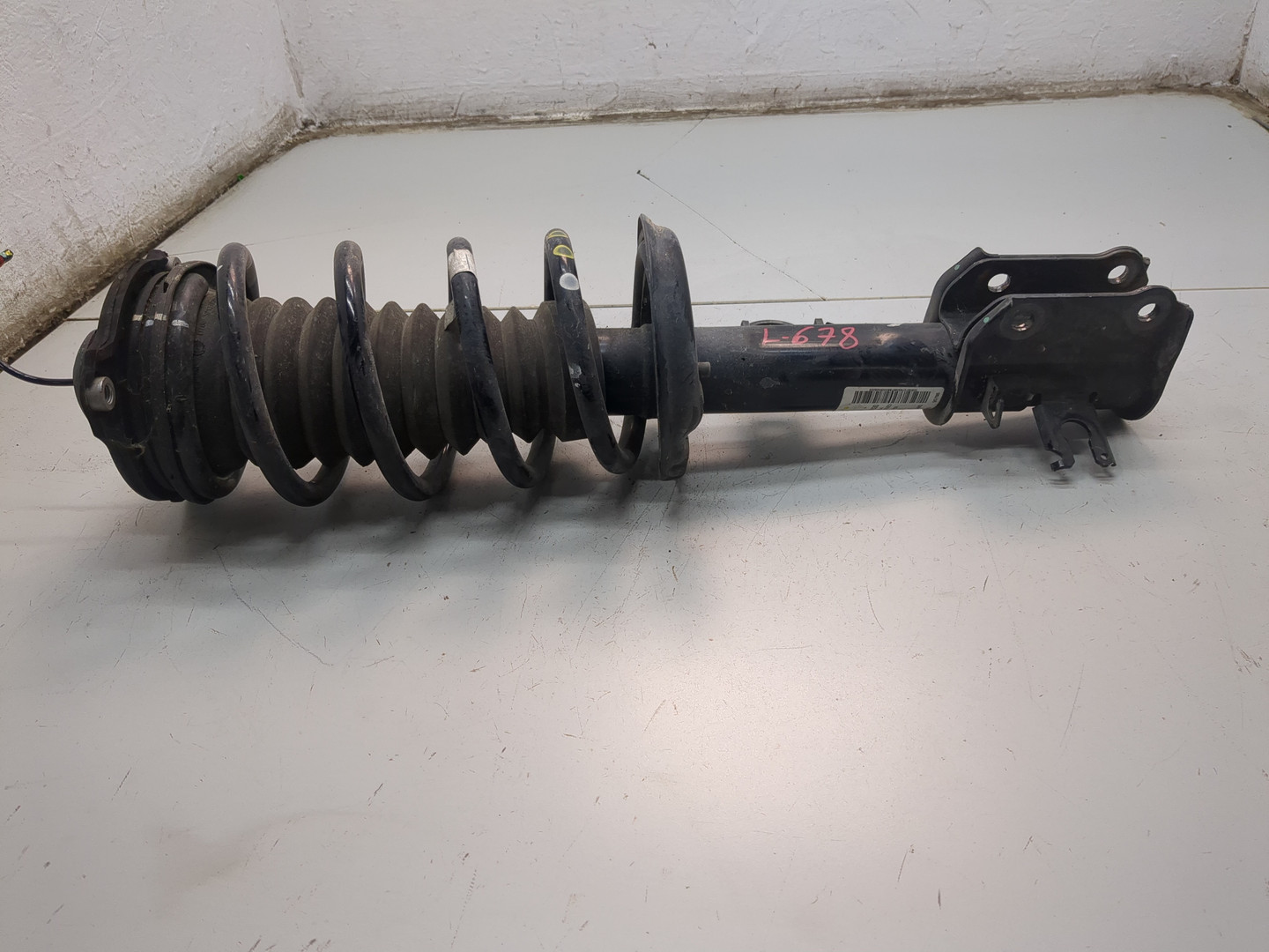 Амортизатор передний левый