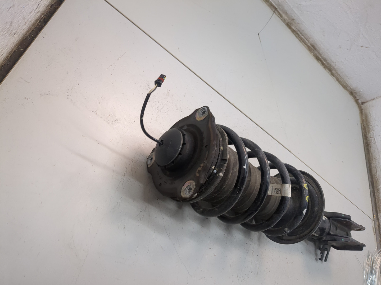 Амортизатор передний левый