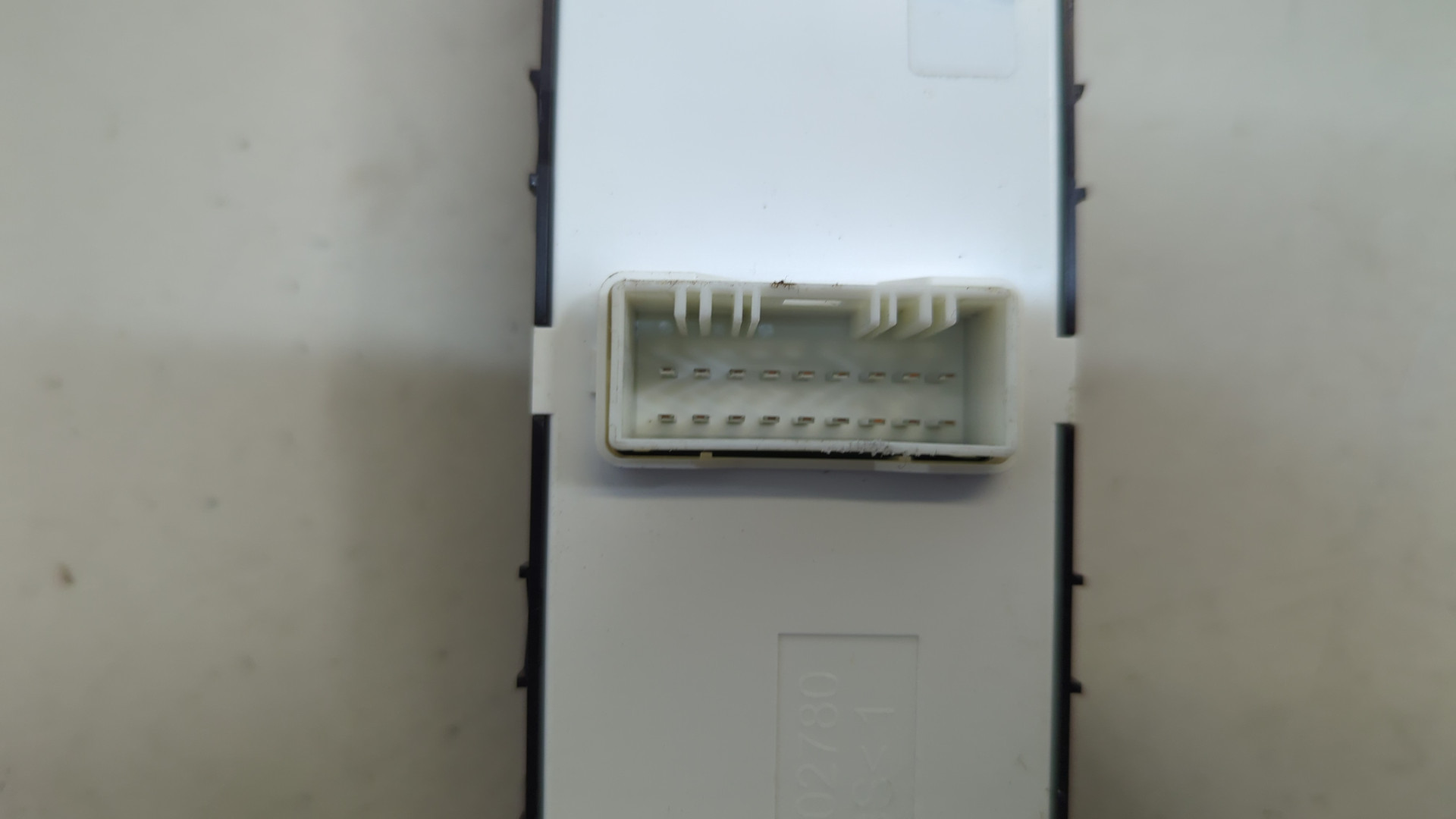 Кнопка стеклоподъемника