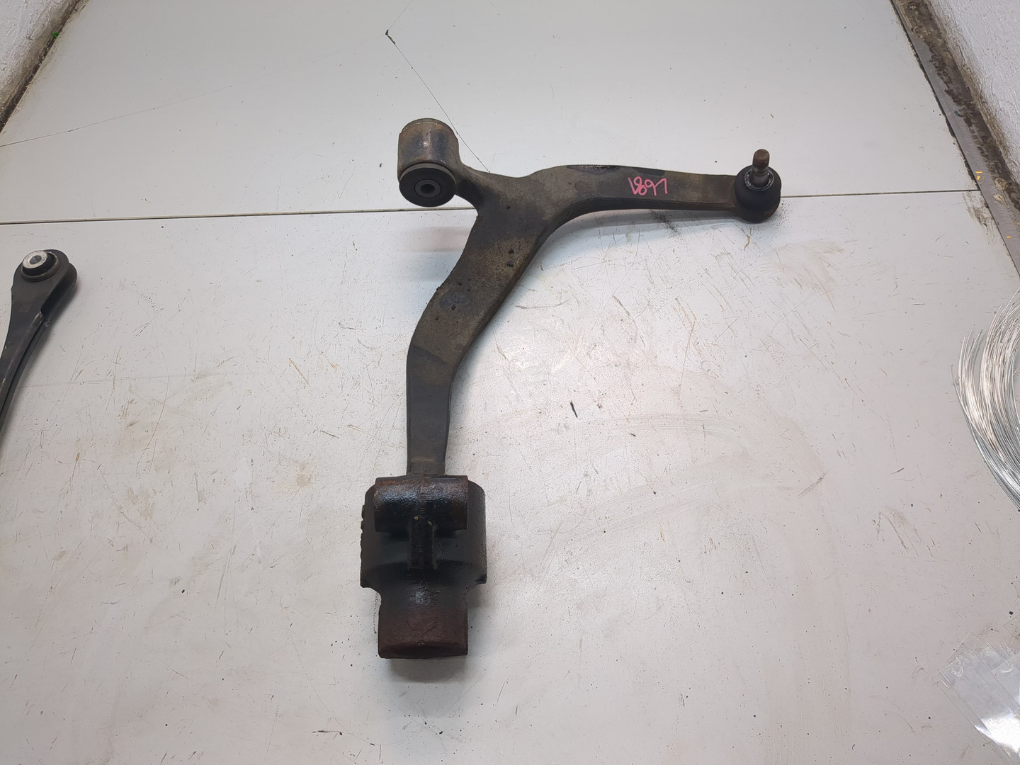 Рычаг передний правый