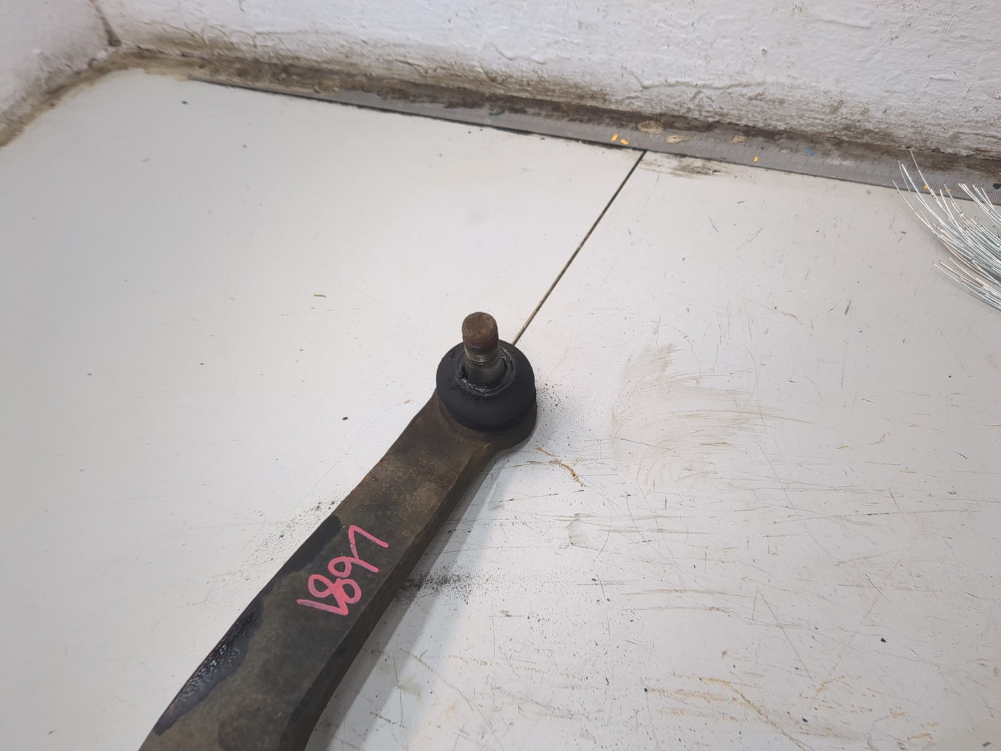 Рычаг передний правый