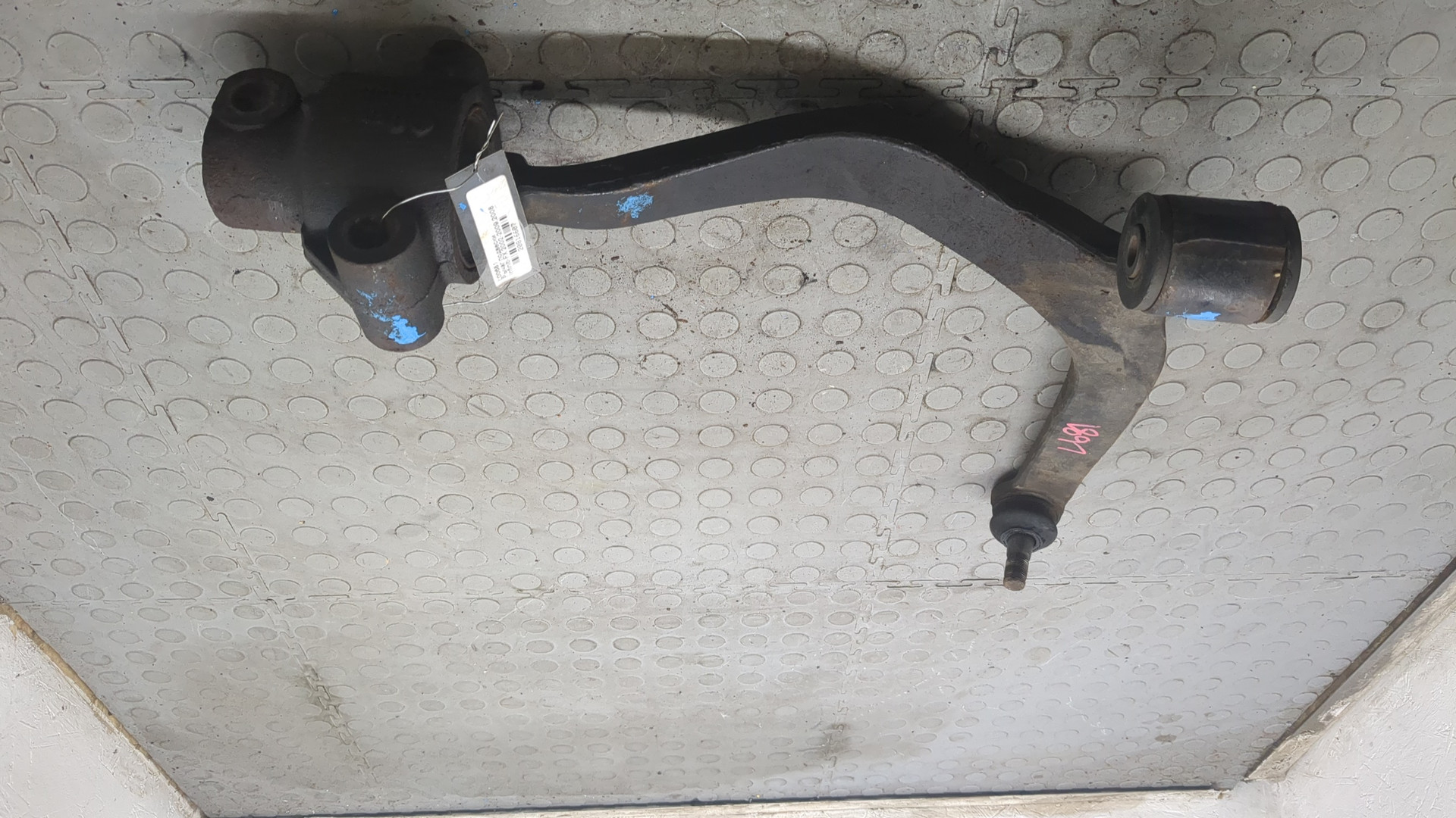 Рычаг передний правый