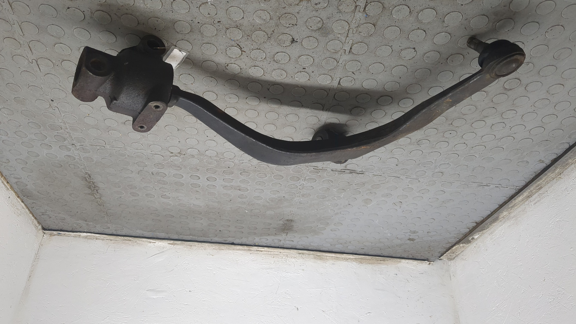 Рычаг передний правый