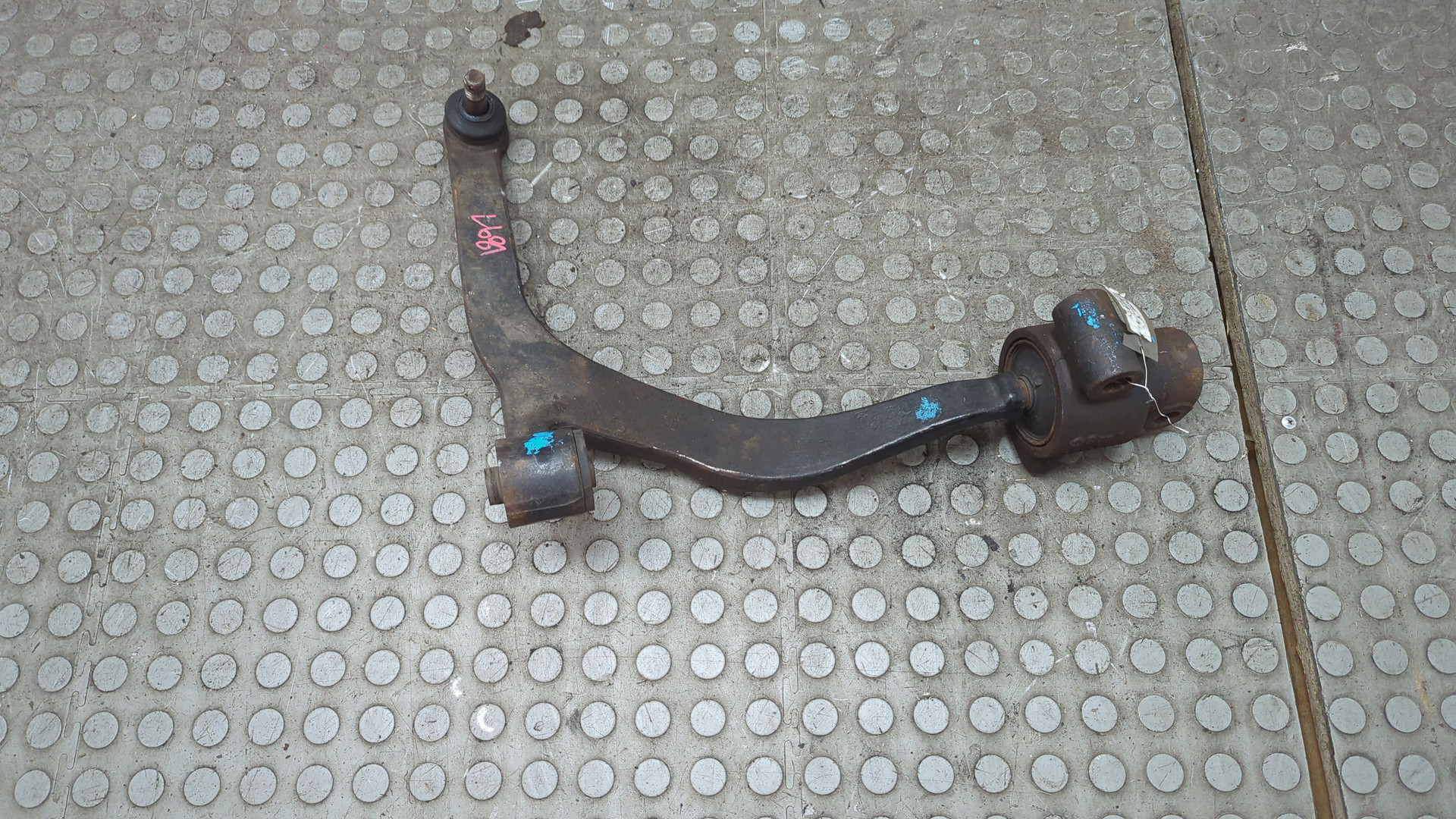 Рычаг передний правый