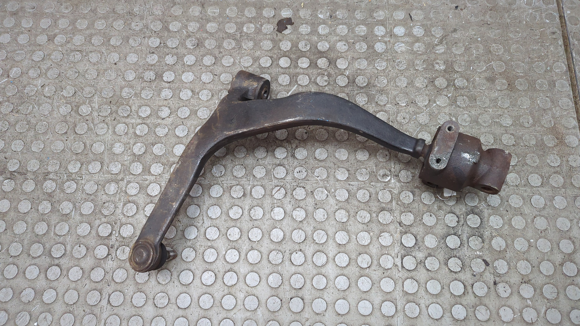 Рычаг передний правый