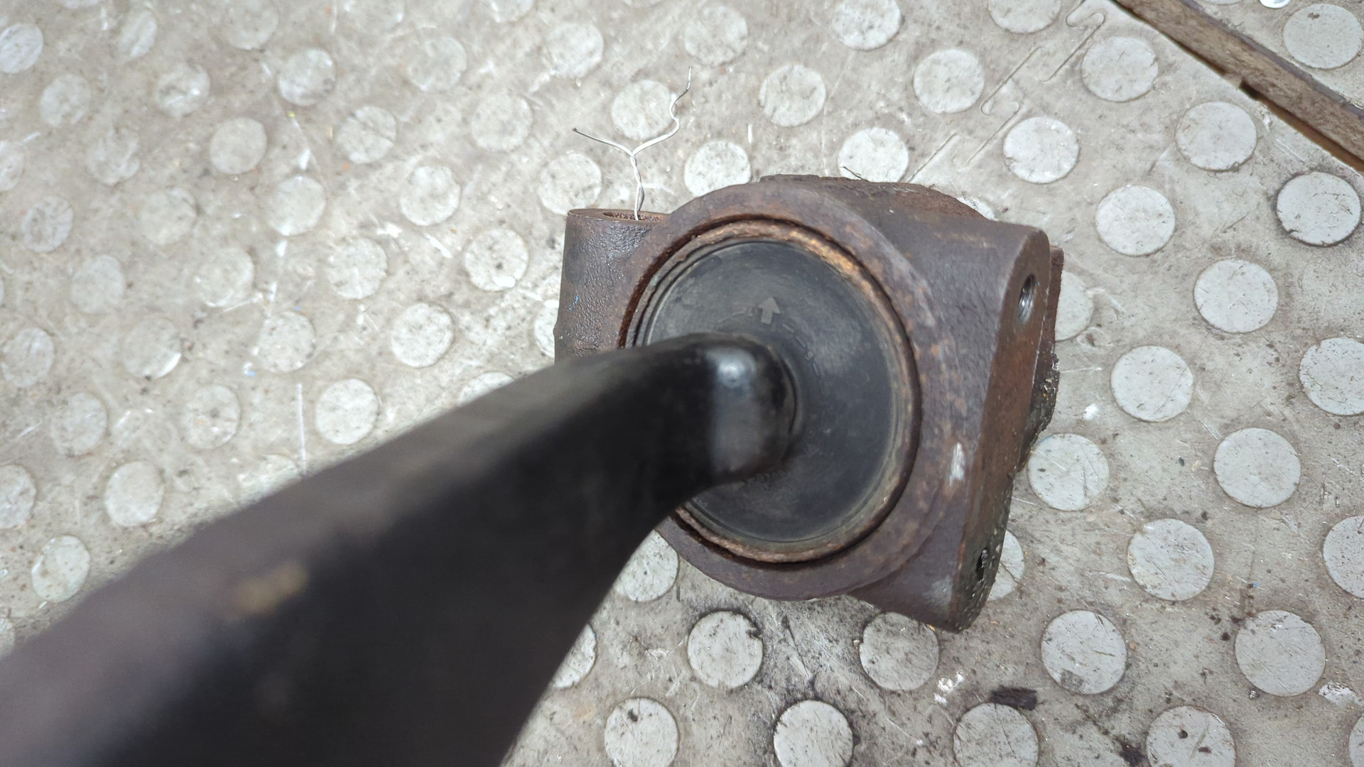 Рычаг передний правый