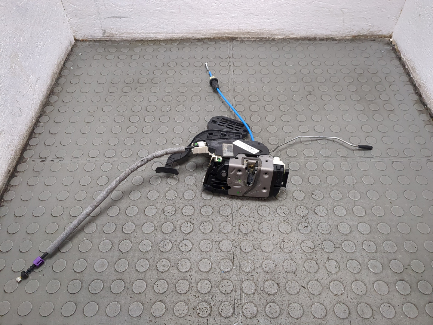 Замок двери передней правой