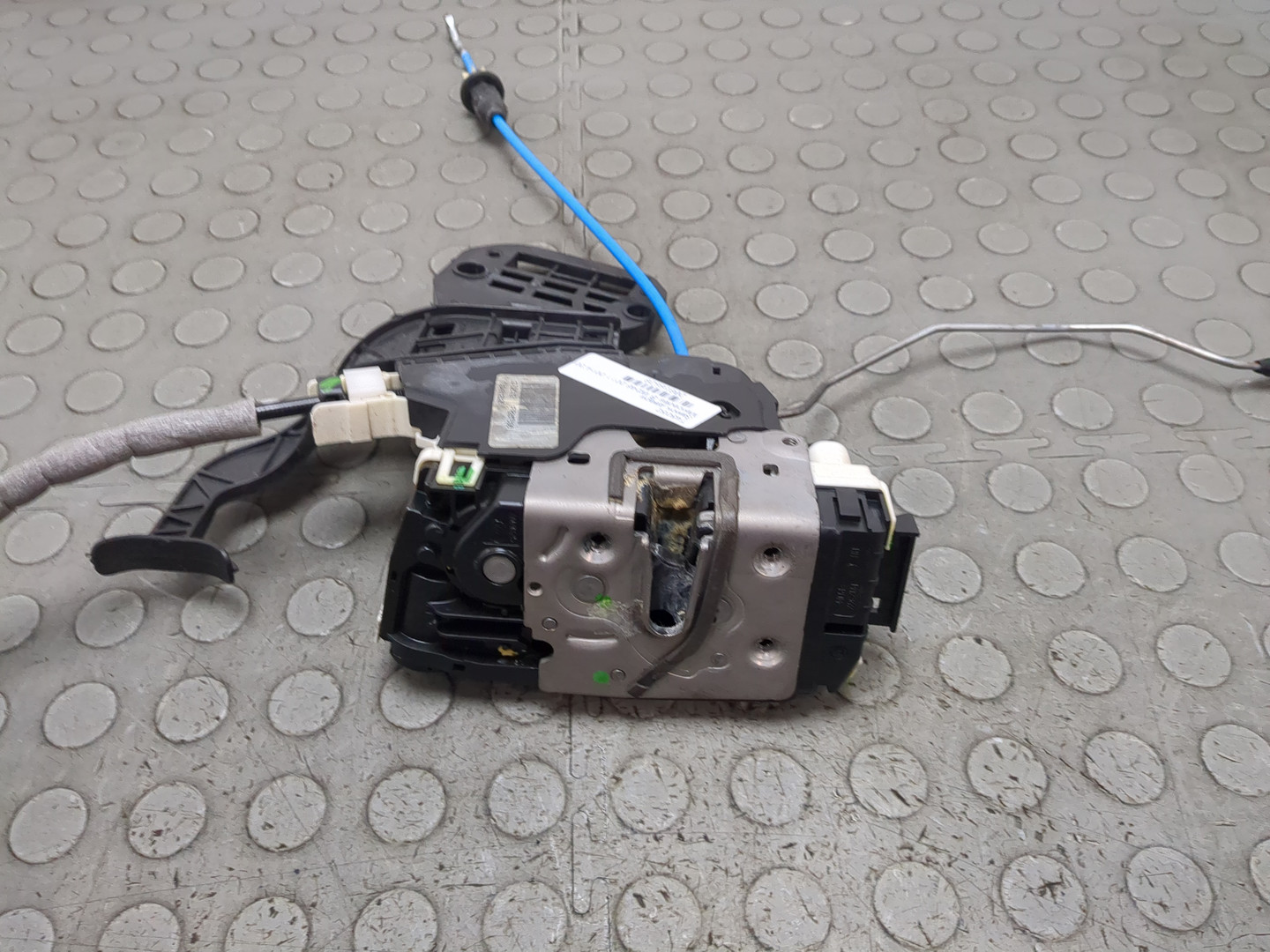 Замок двери передней правой