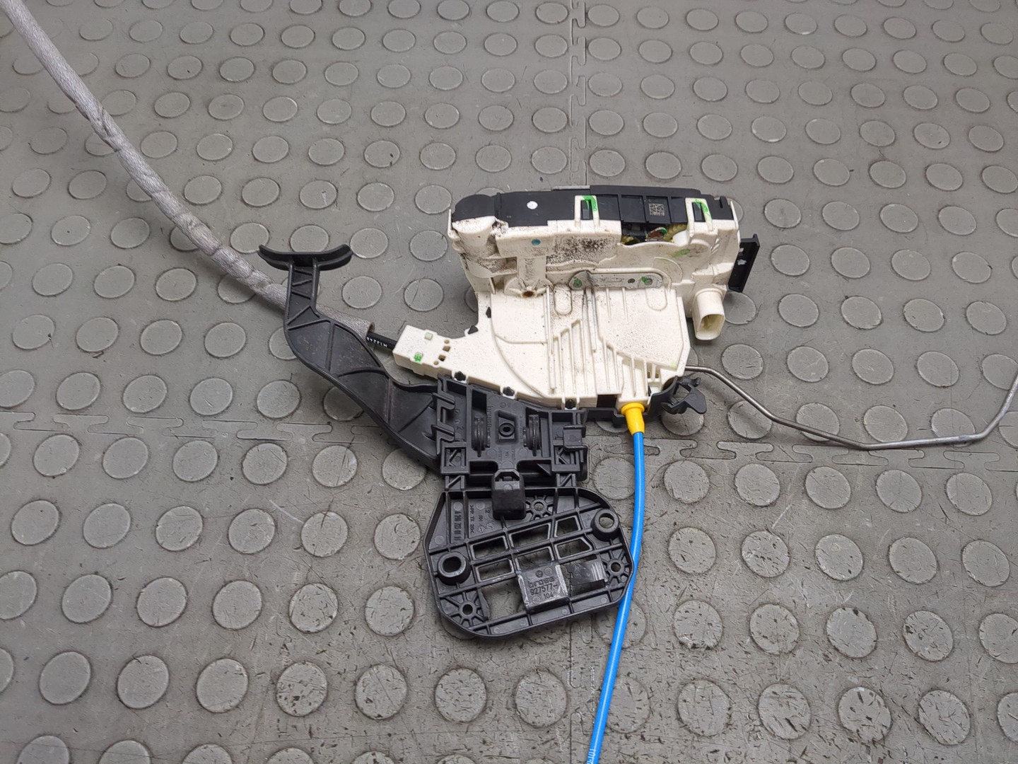 Замок двери передней правой