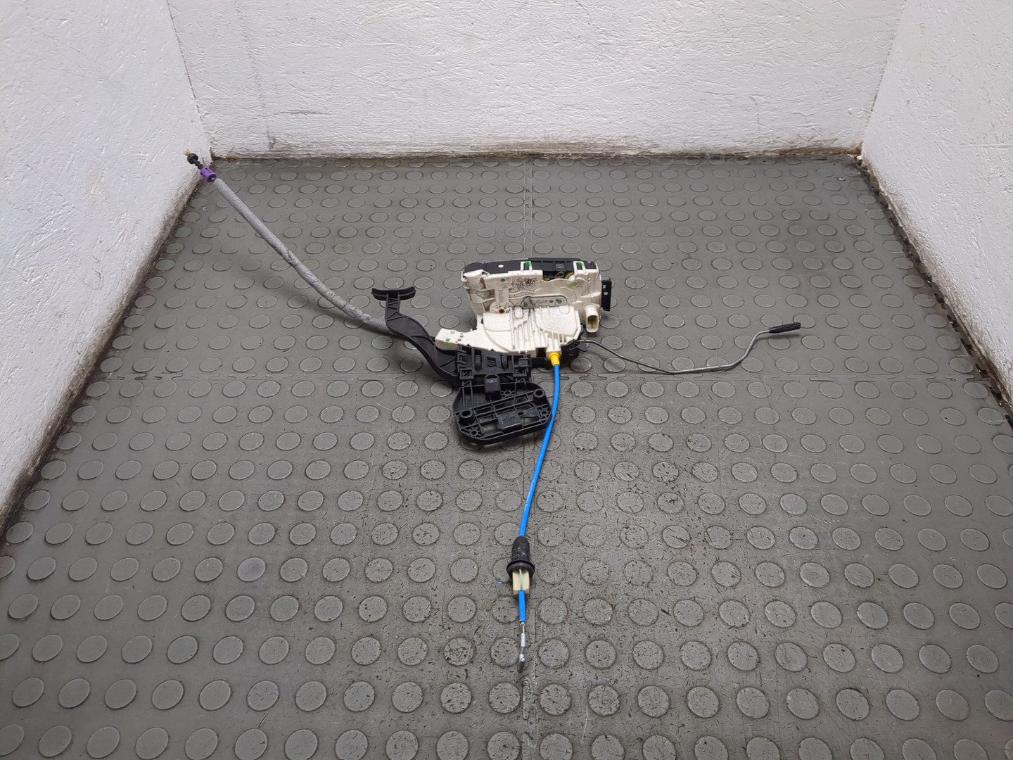 Замок двери передней правой