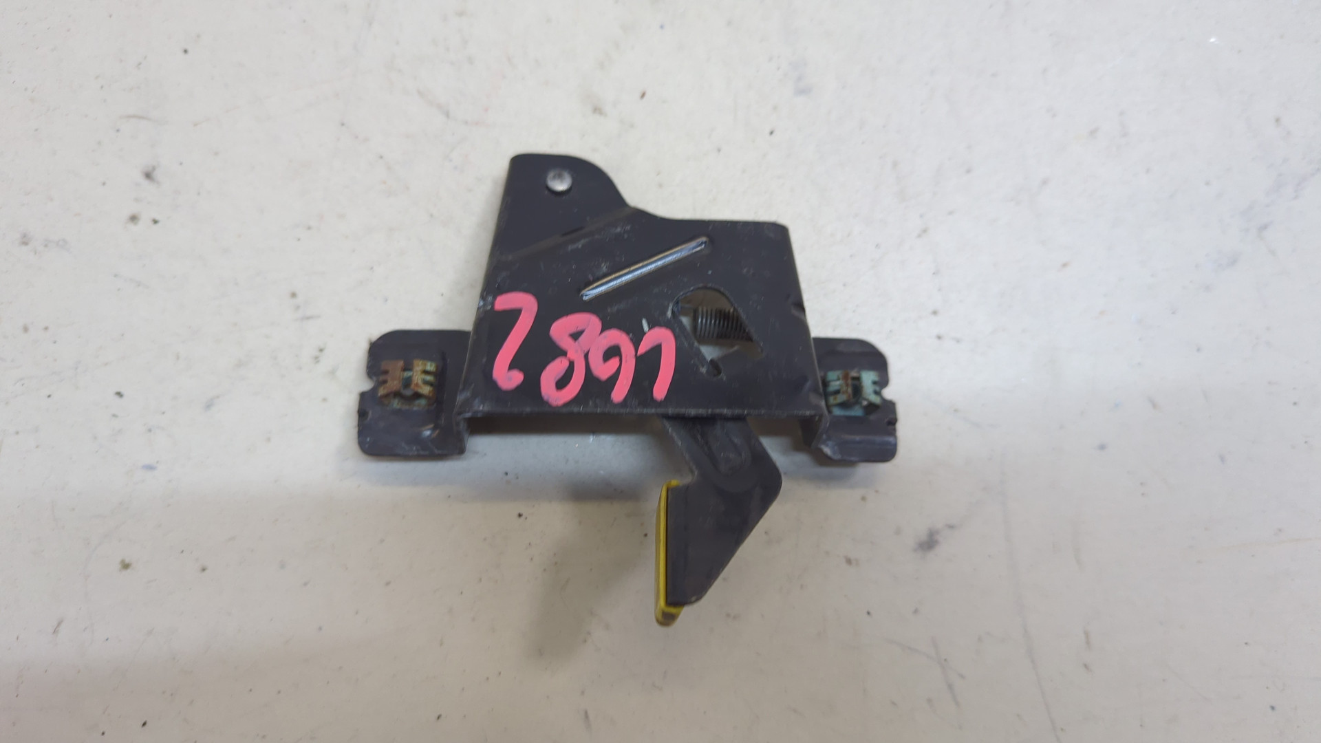 Ручка открывания капота