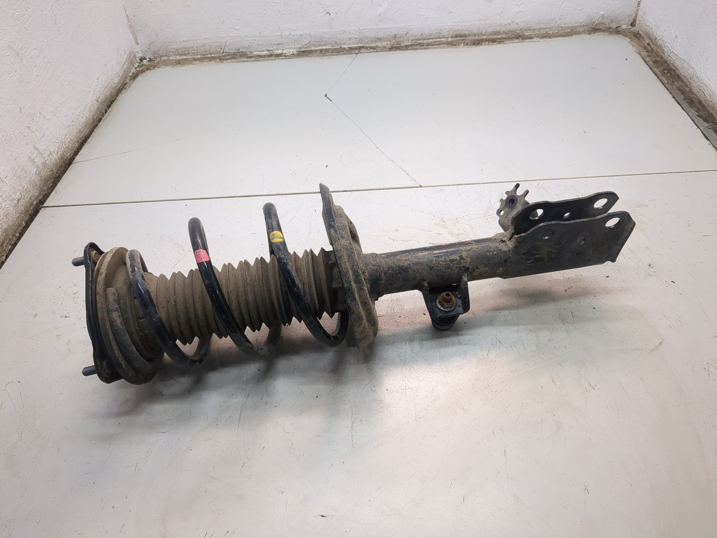 Амортизатор передний правый