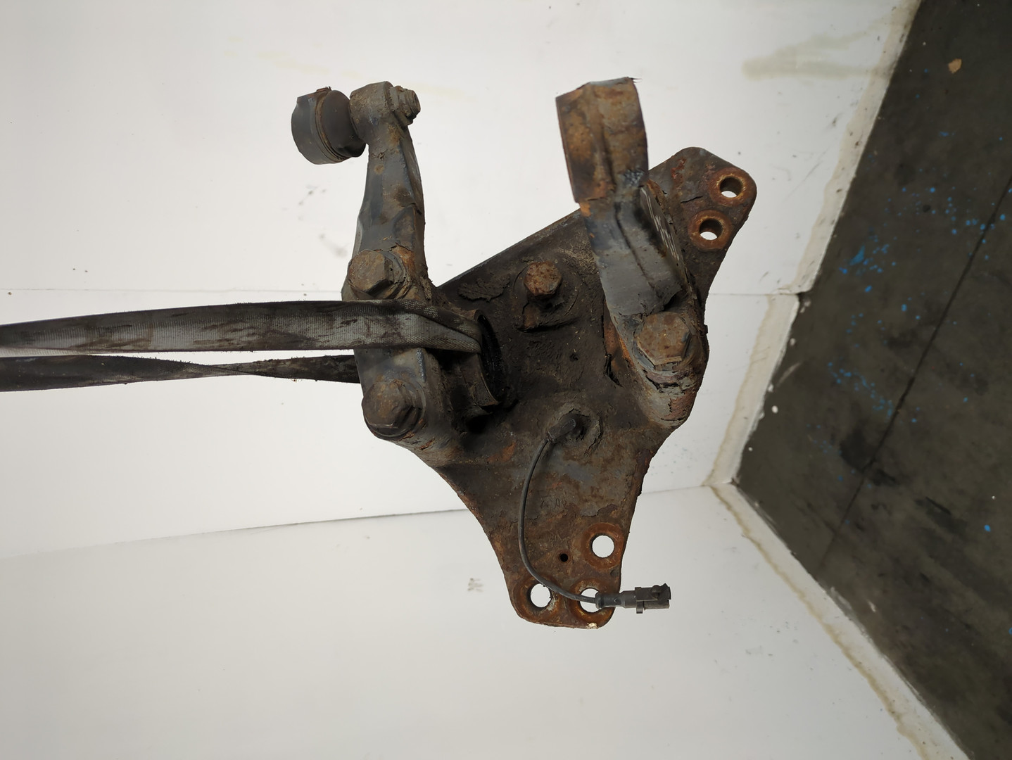 Кулак поворотный передний левый