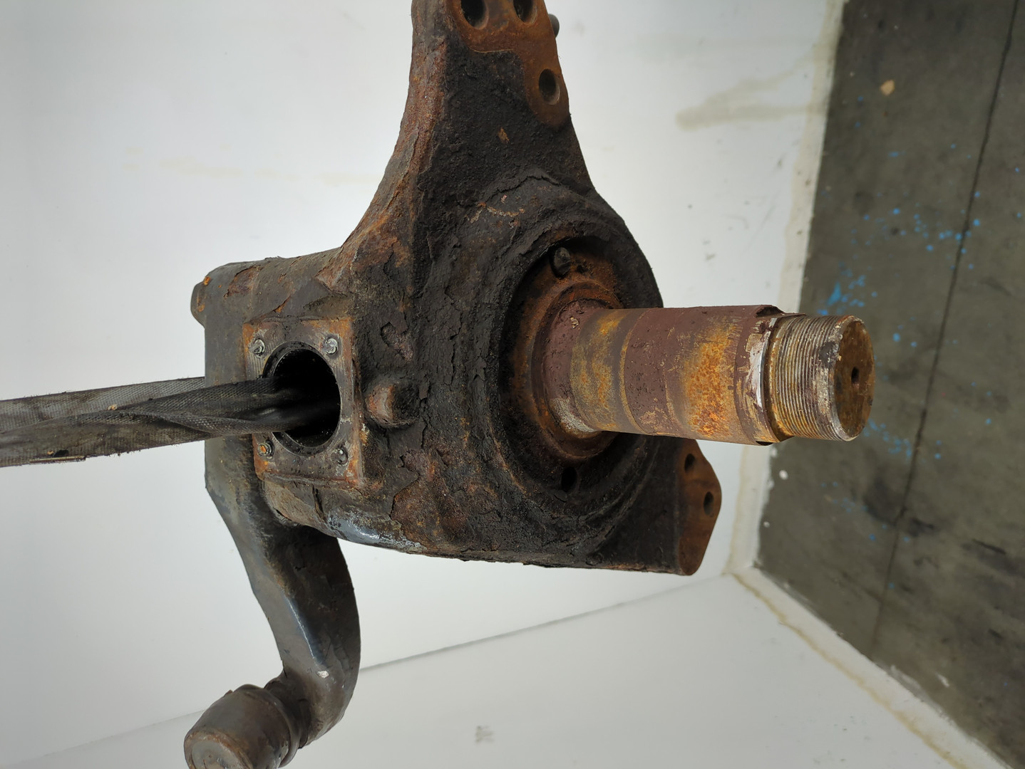 Кулак поворотный передний левый