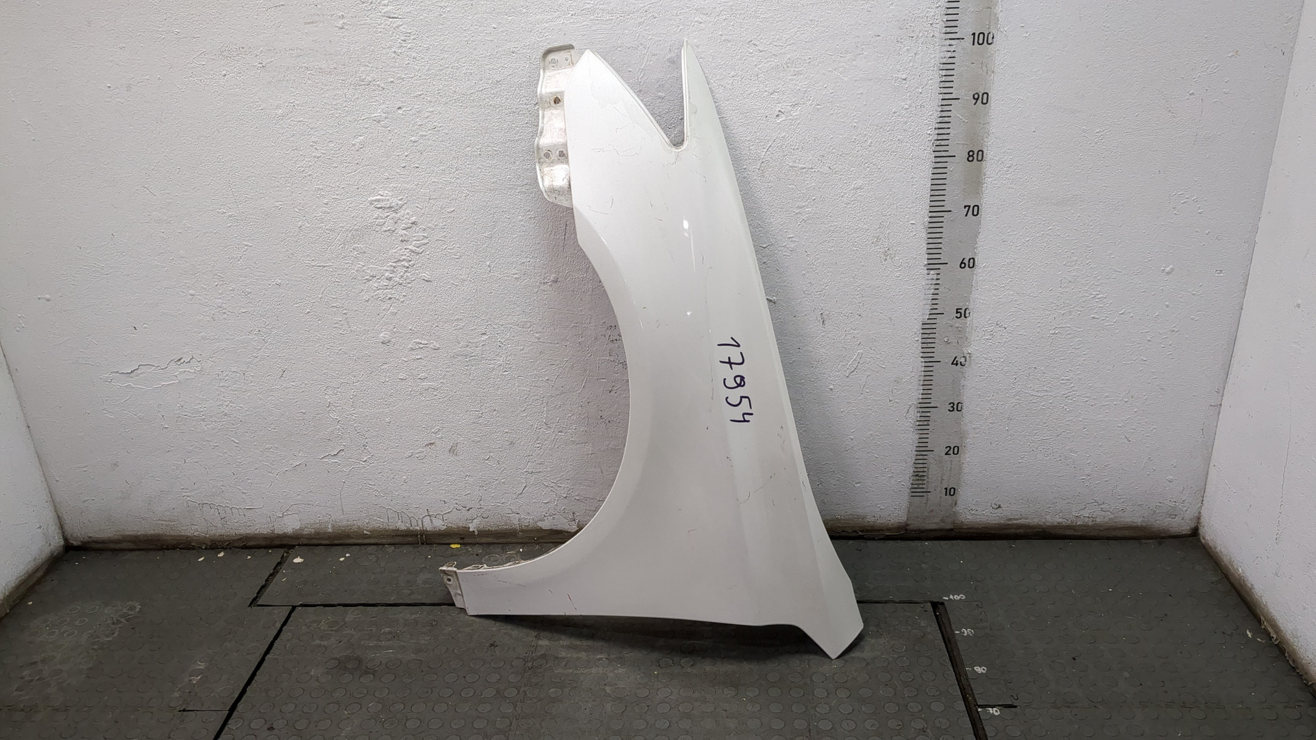 Крыло переднее левое