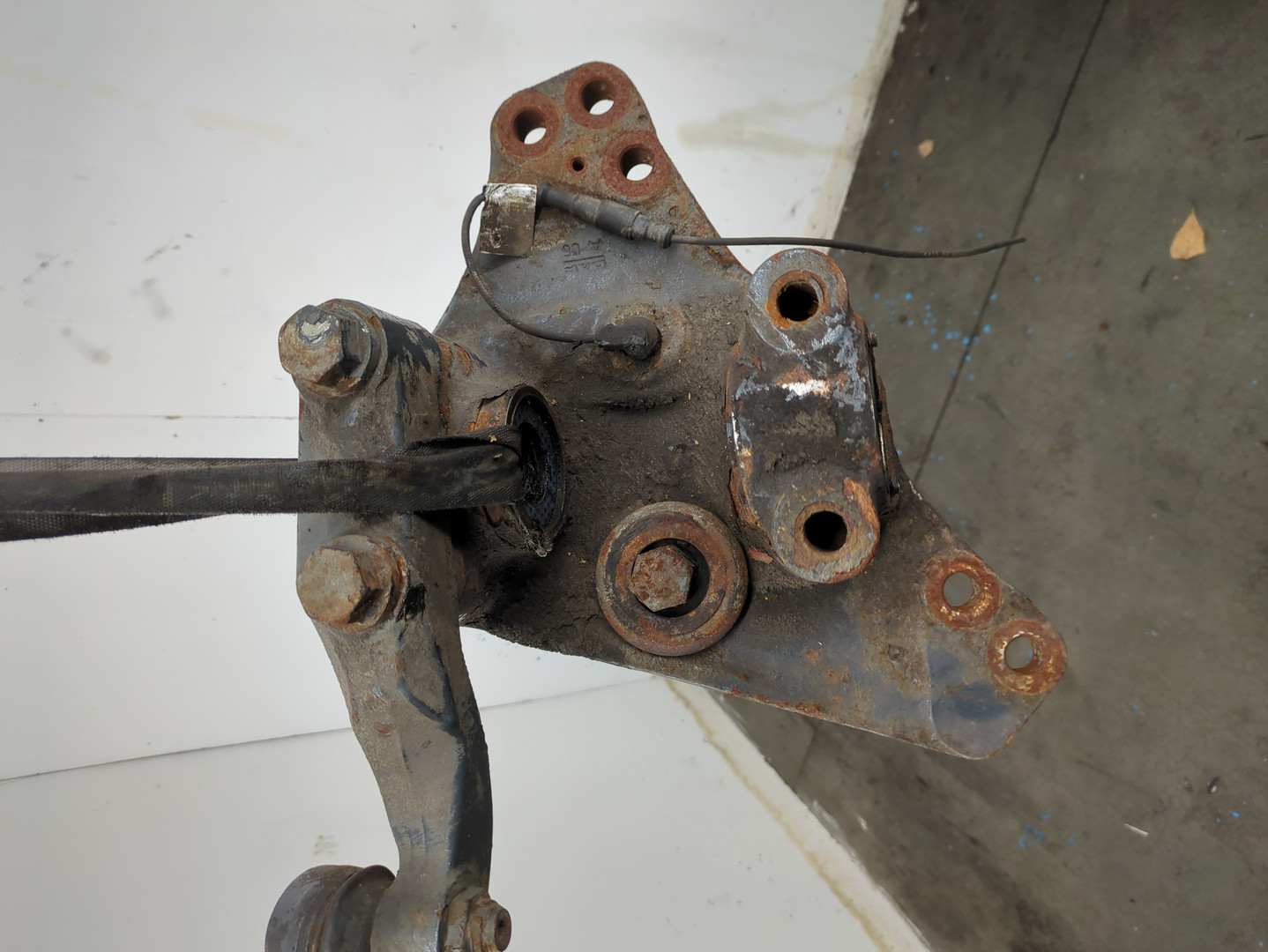 Кулак поворотный передний правый