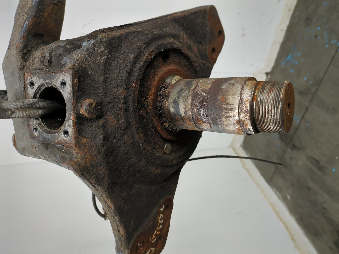 Кулак поворотный передний правый