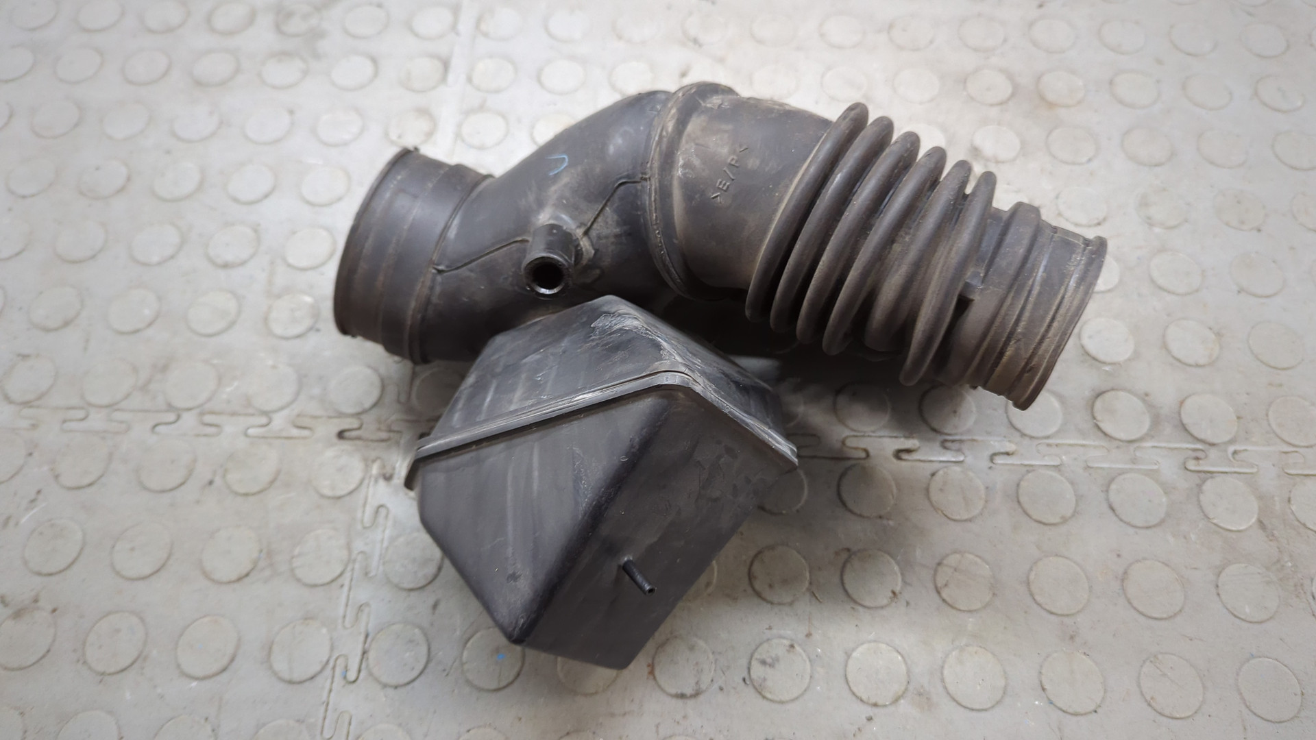 Патрубок воздушного фильтра