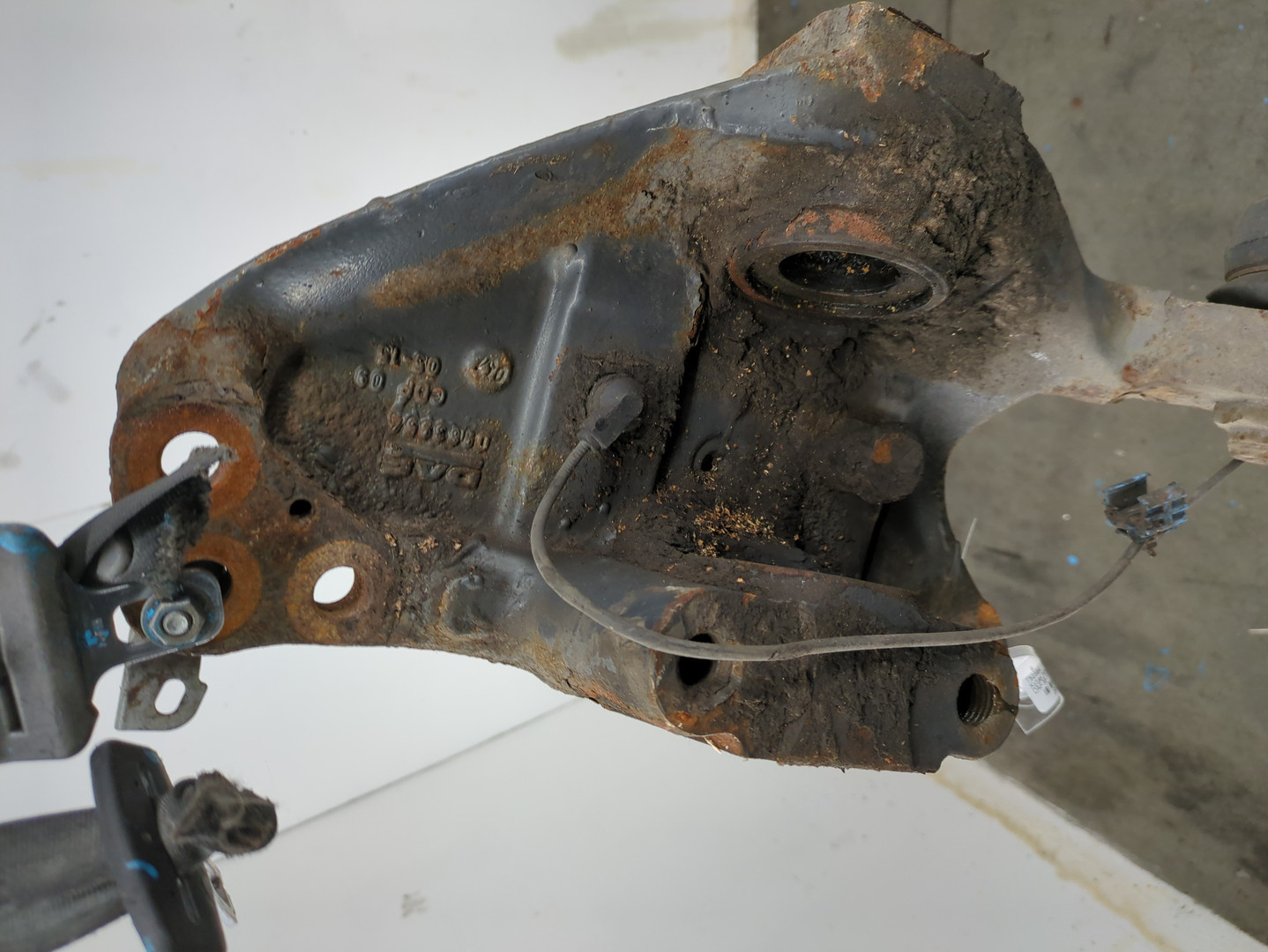 Кулак поворотный передний левый